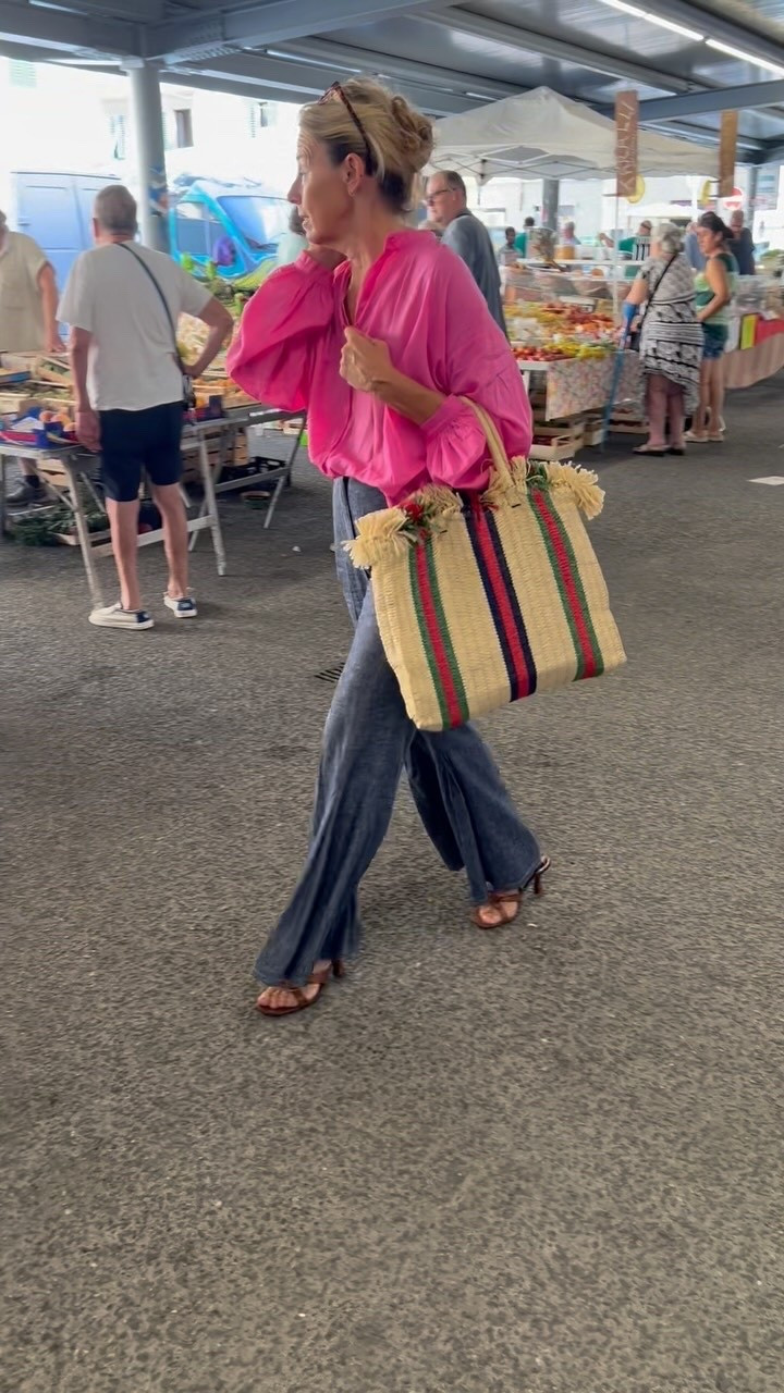 Three chic Florentine women at the market this late summer week.

#italianstreetstyles #italianstreetstyle #streetstyle #italianstyle #modaitaliana