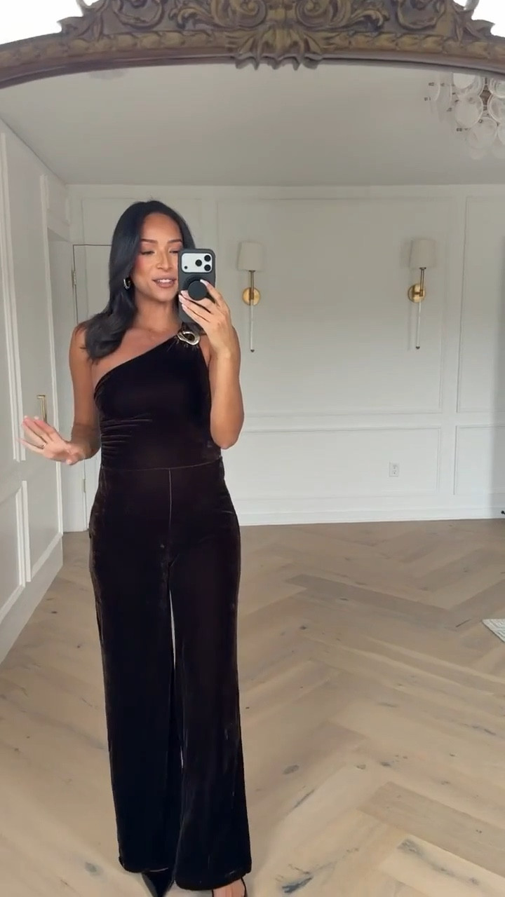 30% OFF everything with code HOLIDAY30 on orders over $230! This jumpsuit is so chic for the holidays plus it’s super stretchy and has a zipper on the side! Wearing size S velvet jumpsuit (could have used a M) 


Holiday outfit 
Holiday party outfit
Velvet outfit
Cyber deals
Mango sale 

#LTKCyberWeek 

#LTKSaleAlert #LTKHoliday
