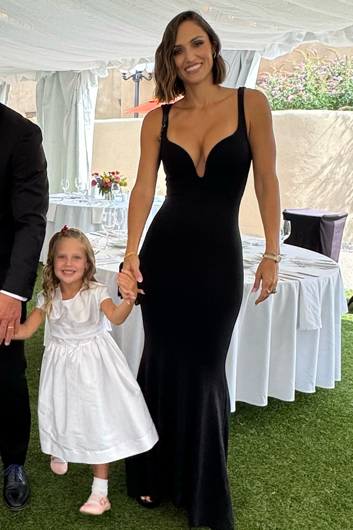 Sooo flattering and comfy at a great price point! Absolutely stunning dress. Wearing a size XS  