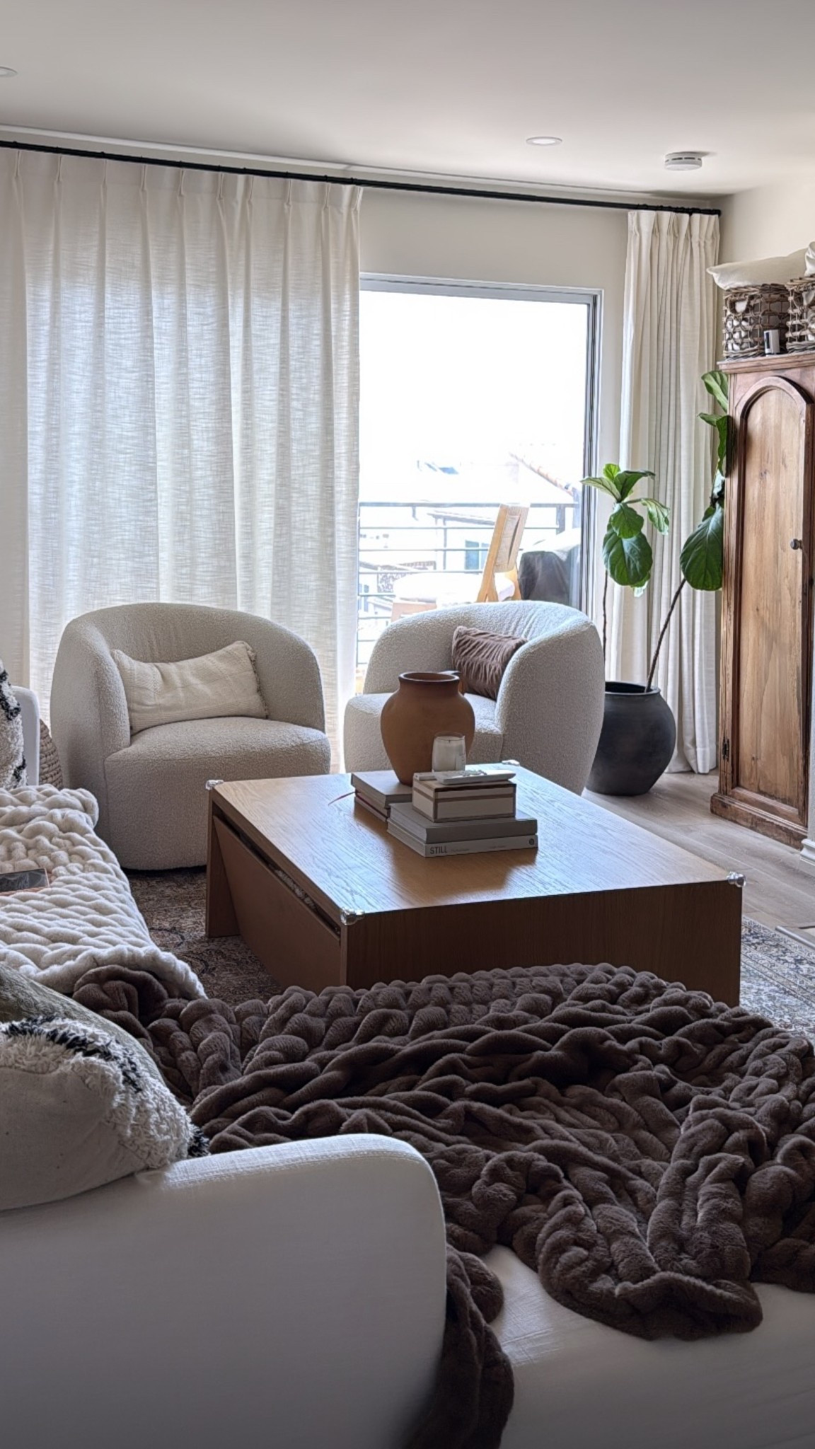 Living room home decor

#LTKHome #LTKStyleTip #LTKFindsUnder100