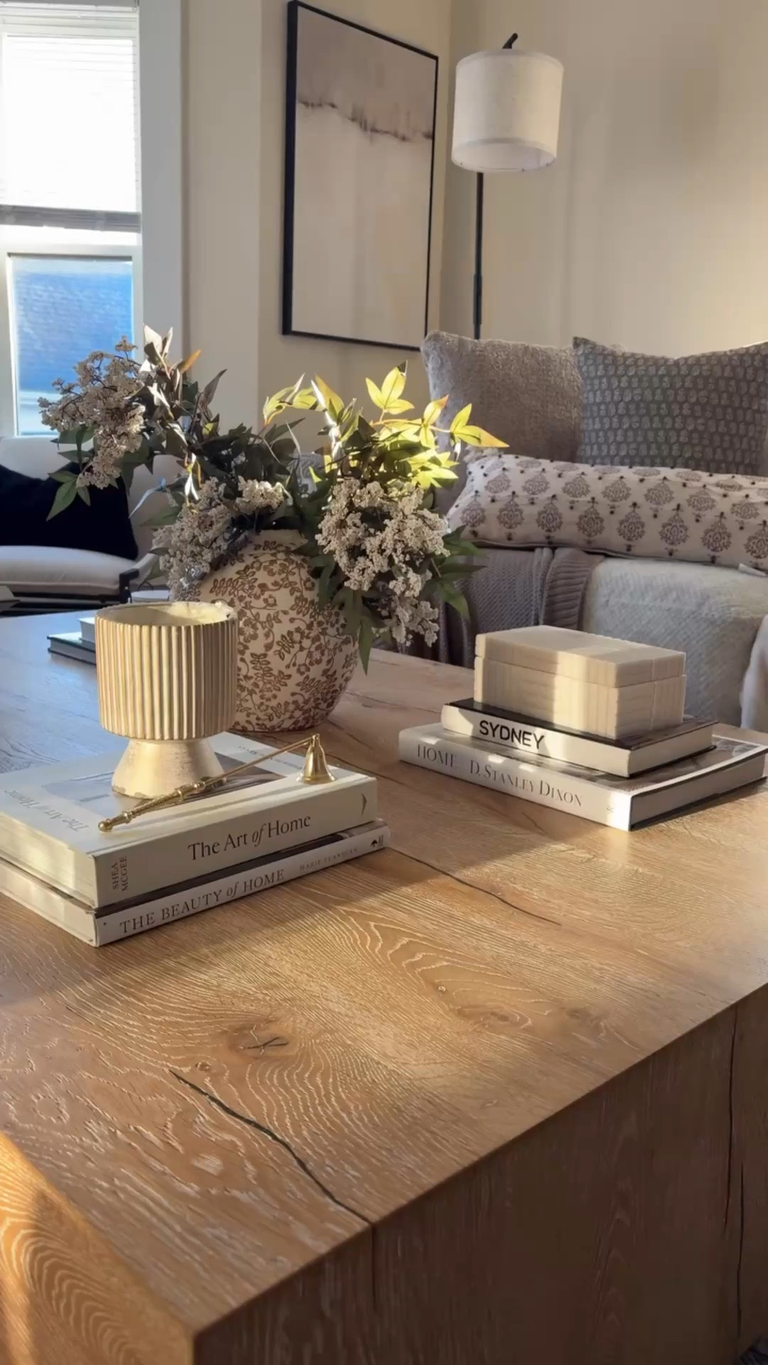 Happy Easter 🐣🤍 

One of my favorite views 💕

#Easter #springdecor #springflorals #springhomedecor #homedecor