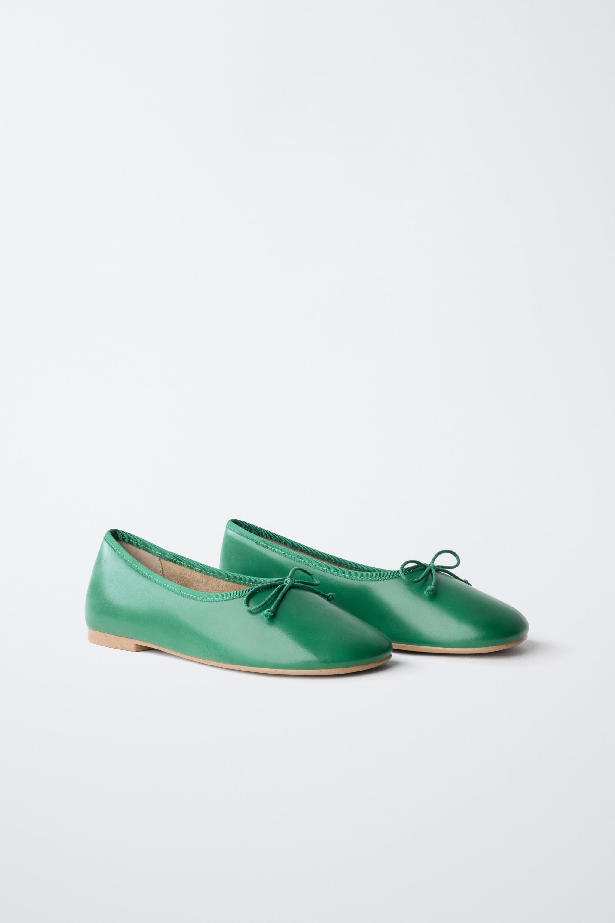 Ballet flats with a bow detail on the front. Features a rubber sole.SIZES 12 AND 13 (CHILD): Incl... | Zara US