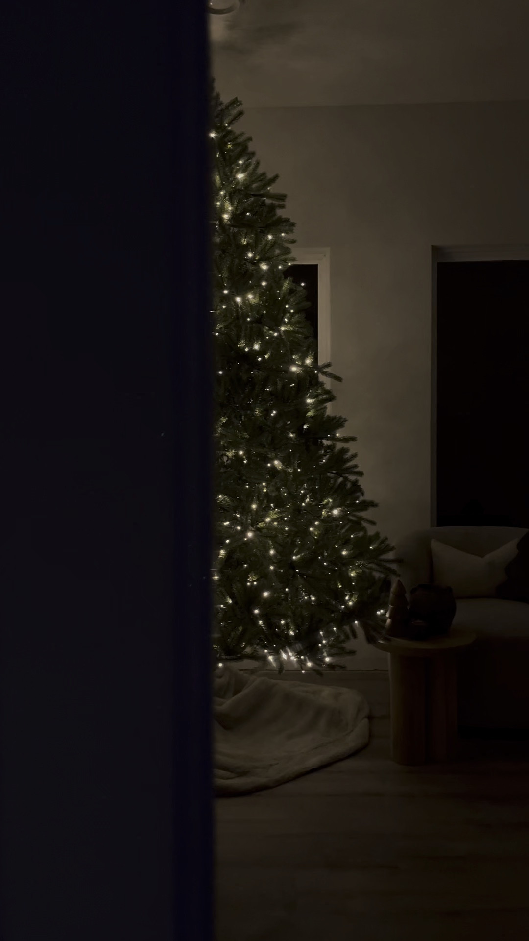 Everyone loves twinkle lights on a Christmas tree right!? #kingofchristmas #twinklelights #twinklinglights #christmas2023 #christmasinspo

#LTKhome