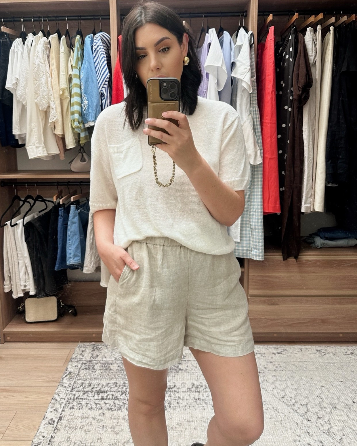 Both of these @Jcrew pieces will be staples this summer. I love this pair of shorts – they’re some of my favorites year after year. I’m in the large, admittedly a bit big for me because they run generously. Could have done a medium but missed my exchange window so I’m rolling with the larger size.

However, I do suggest to size down in these shorts. 

 