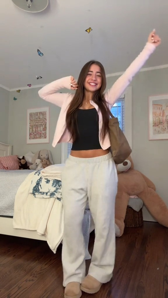 pop of pink 💕 my cardigan is almost sold out so linking similars from hollister!💋💋 

 

#LTKWatchNow #LTKStyleTip