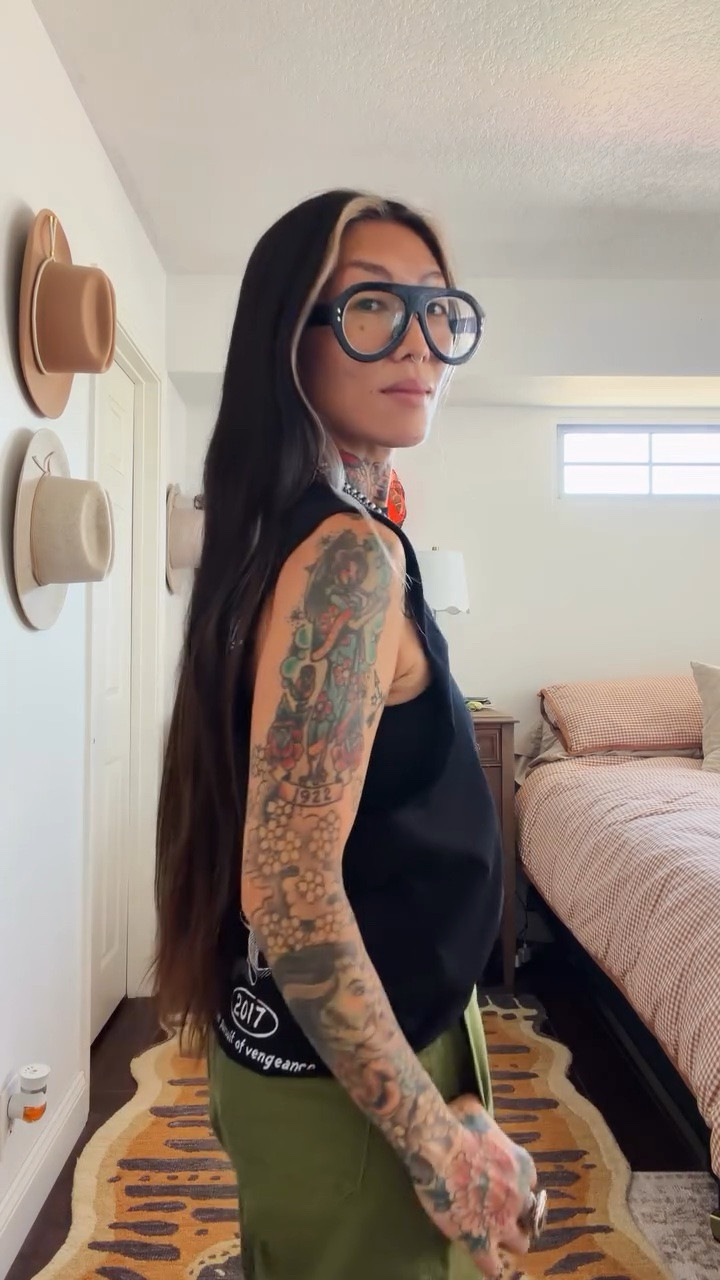 It’s Wednesday. Come on, let’s get dressed 💚

Top: Pursuit of Vengeance @high_dive_apparel 
Bottoms: @vans 
Shoes: @vans 
Rings: @americandecaychicago @sage_silver 
Watch: the Coda @bredastudio 
Glasses: the Carlton @efeglasses_official
Song: Honest Man @officiallyfountain