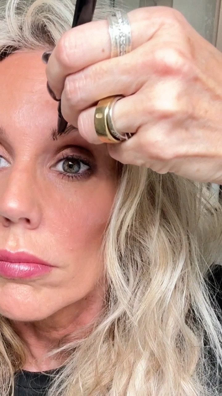 Need a brow pen? Look no further! Truly gives hair like strokes, easy to control and stays put until You take it off!