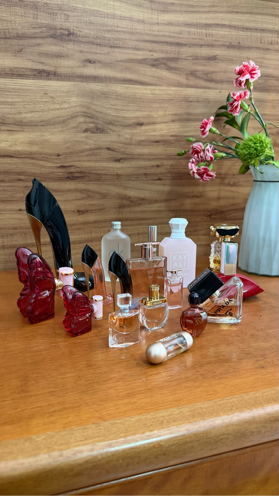 3 Perfumes muito falados durante a Primavera/ Verão mas que para mim super combinam com o Outono 🍂 

 Perfumes levemente doce trazem a sensação de aconchego e conforto.

1) Perfume Kayali Yum Boujee Marshmallow 81 Eau De Parfum

 Morangos frescos, creme de baunilha e flocos de coco - tornando esta fragrância um dos aromas mais irresistíveis da marca Kayali!

2) La Bomba Carolina Herrera
 
 Captura a essência da autocelebração e libertação com uma combinação radiante de pitaya exótica, peônia cereja e baunilha solar.

3) Prada Paradoxe 

 Esta fragrância floral ambarada celebra os paradoxos dos ingredientes icônicos: Bergamota da Calábria, Tangerina, Pêra, Flor de laranjeira da Tunísia e Jasmim.

Gostou das dicas? Já usa algum? 

✨CUPONS 10% OFF: 

 AMOBELEZA - 🎟️ CUPOM: GARIMPODAKELLY 

 BELEZA NA WEB - 🎟️CUPOM: 
KELLYSILVERIO10

#garimpodakelly #beleza #fragrancias #perfumes #beauty

#LTKbeleza