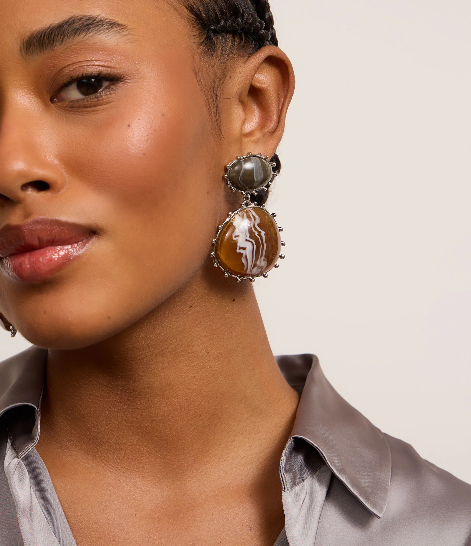 Maxi Brinco com Resinas Marmorizadas e Bolinhas nas Laterais Marrom - Lojas Renner | Renner (BR)