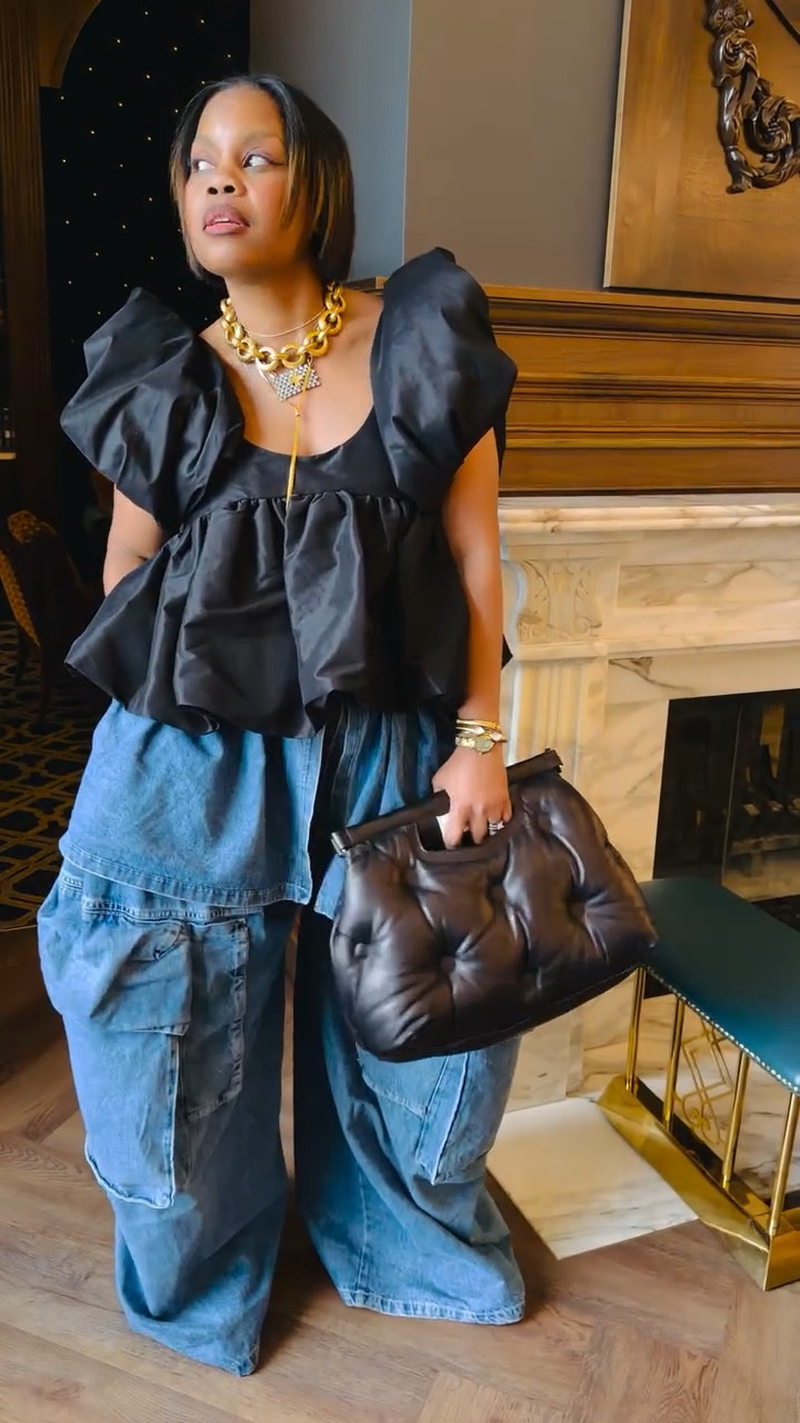 Definitely incredible! Sorry, just saying! Loving these @collinastrada jeans - been on my wish list! 🖤🖤What y’all think?
•
•
Style over forty, denim style, Collina Strada, girls night style