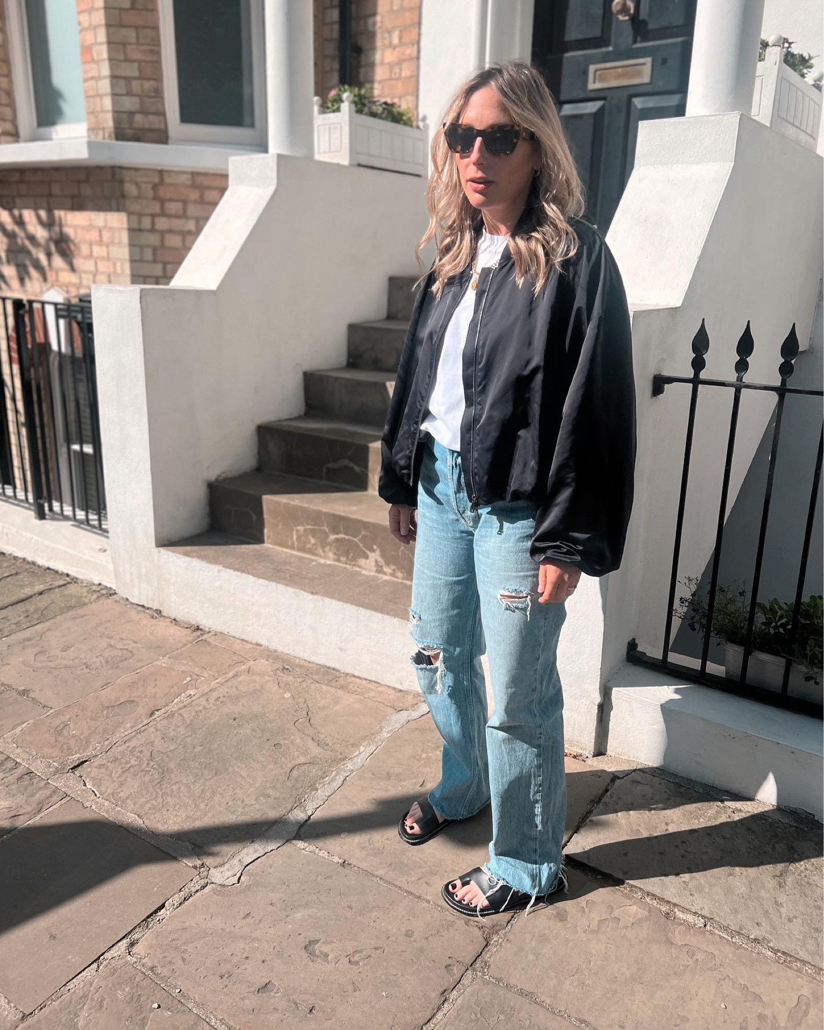 My everyday style

Bomber jacket
Baggy jeans
Anine bing
Massimo dutti
Dad sandals
White T-shirt 

#LTKunder50 #LTKSeasonal #LTKunder100