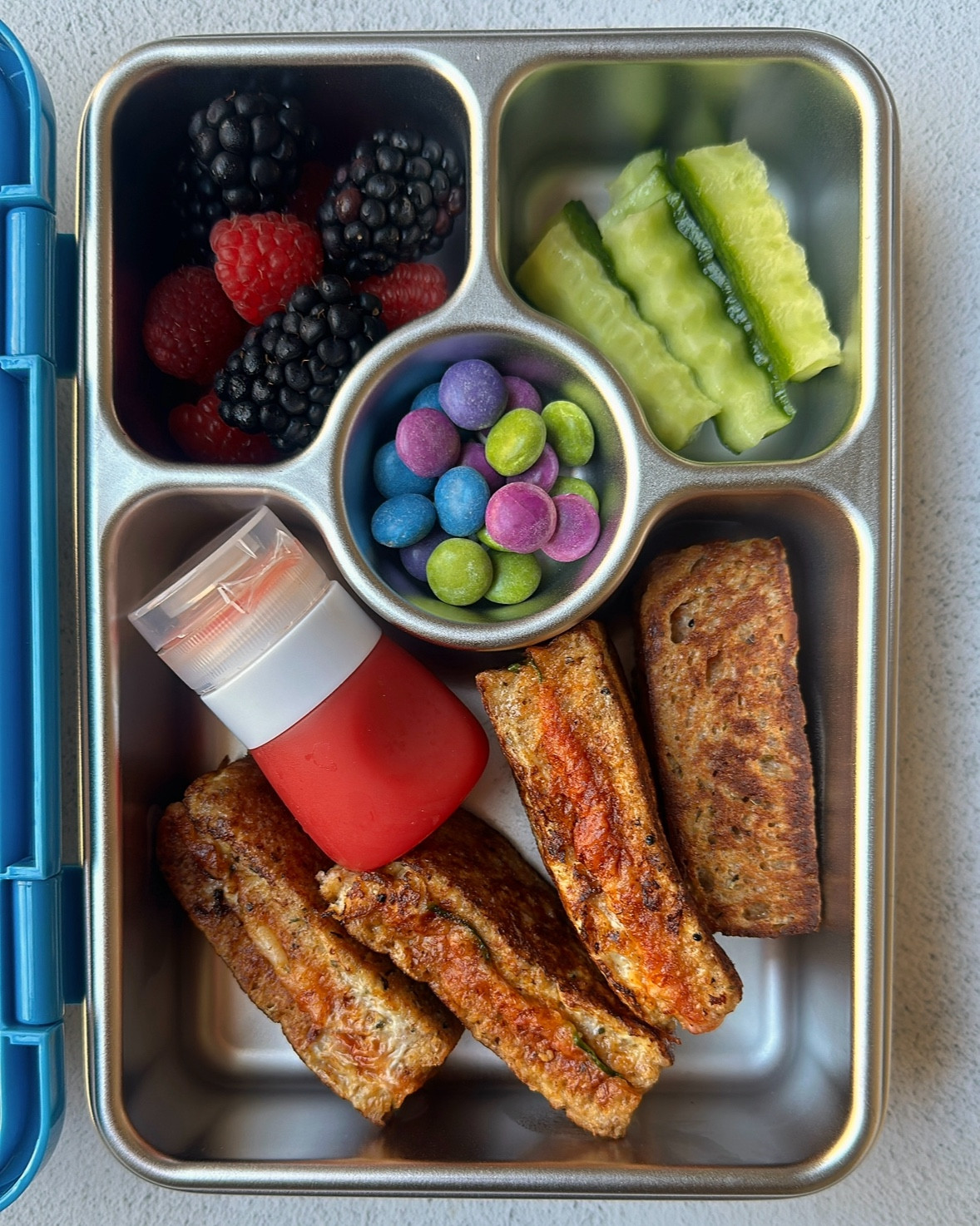 Toddler Lunchbox Idea💡
Pizza French Toast Sticks, Marinara Sauce, Cucumbers, Berries & Chocolate Candies