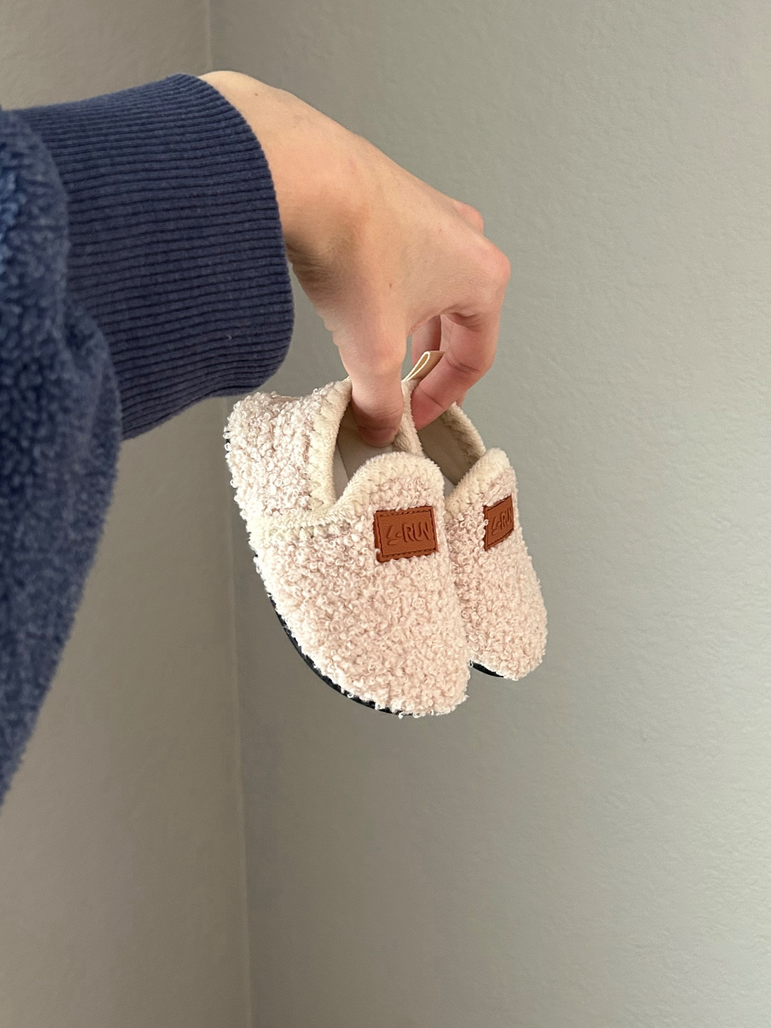 Harper’s Amazon slippers! Ordered the 3.5-4.5 and they fit perfect! Shes wearing a 4.5 size shoe rn for reference 🐻 