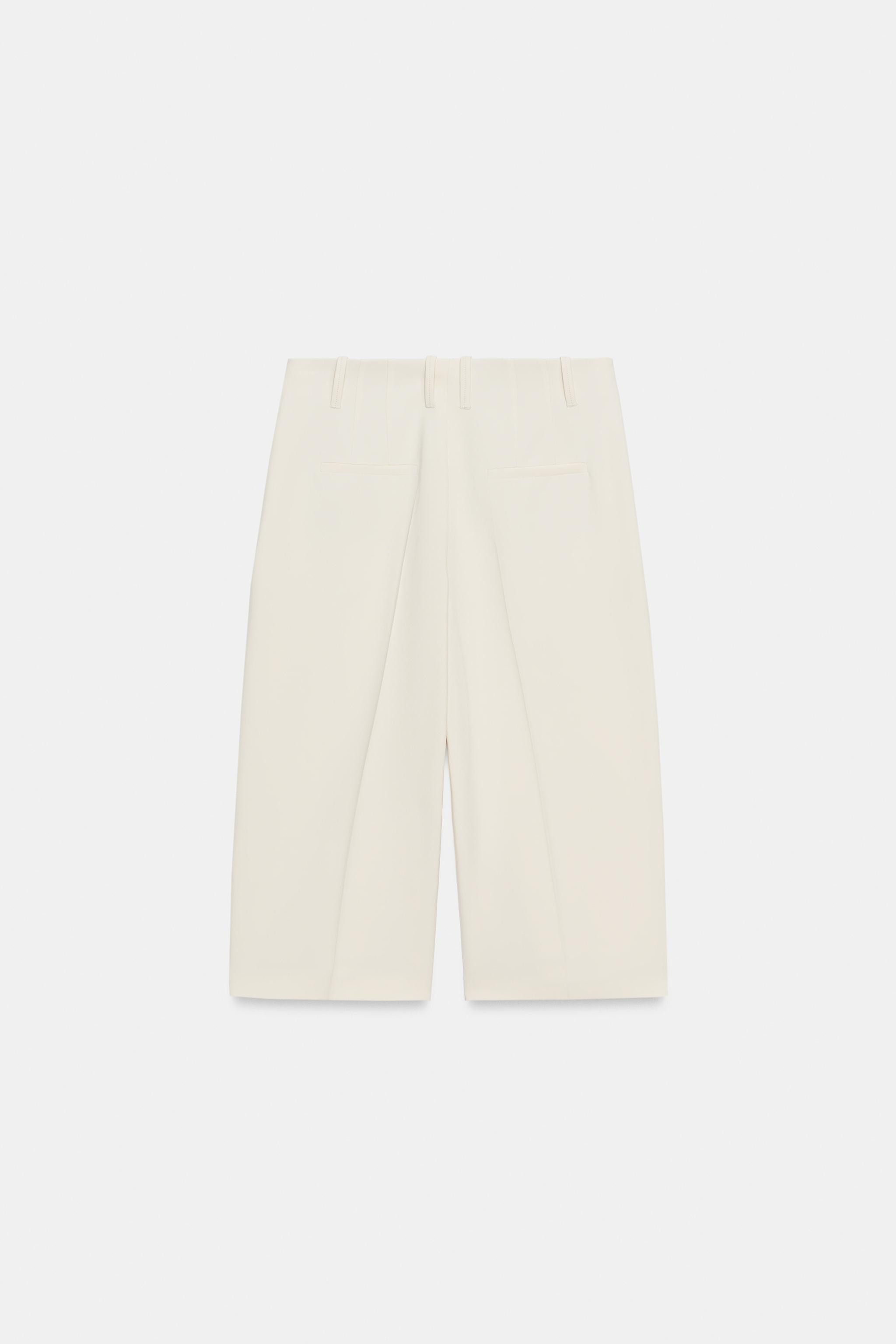 Model height: 179 cmZARA WOMAN COLLECTIONBermuda shorts made from a viscose blend yarn. Mid-waist... | Zara UK