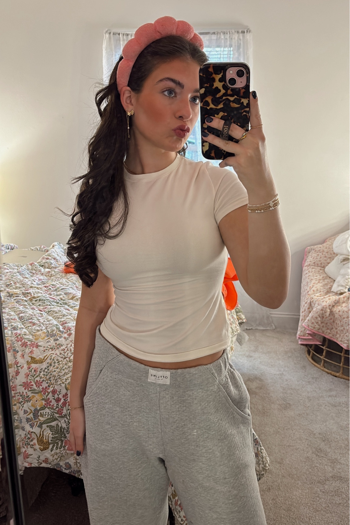 the basics! can’t find these exact pants :(

#LTKGiftGuide
