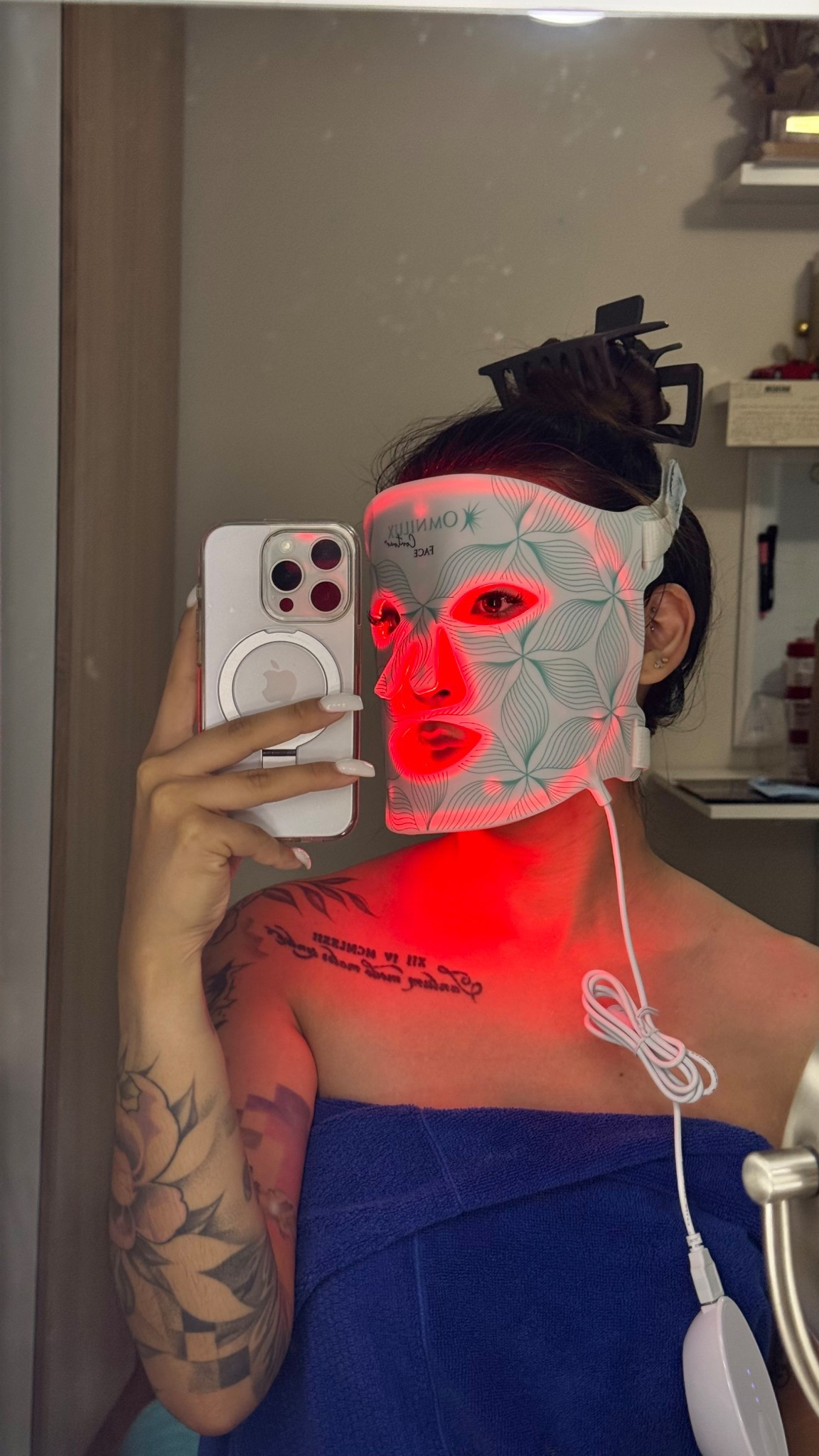 Friendly reminder to get your daily dose of your led mask 🧖🏻‍♀️

—

#skincare #omnilux #ledmask #redlight #antiaging