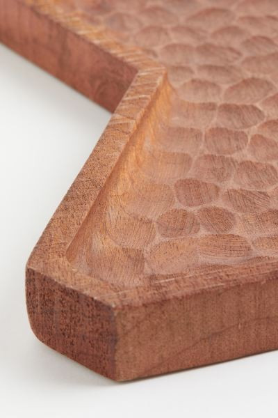 Asymmetric tray in mango wood with a small rim and a carved texture inside. Height 2.7 cm. Width ... | H&M (US + CA)