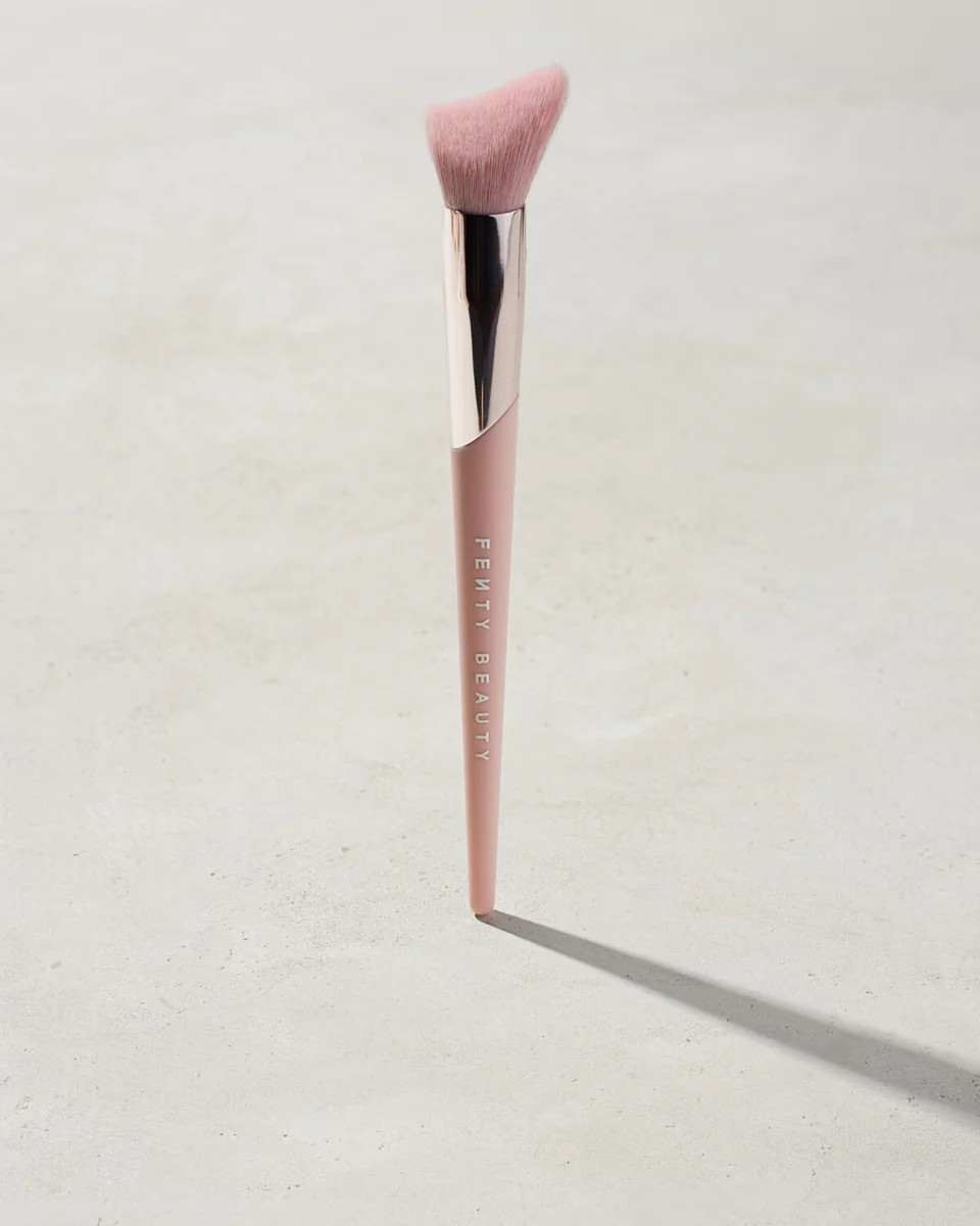 Cheek-Hugging Highlight Brush 120 | Fenty Beauty