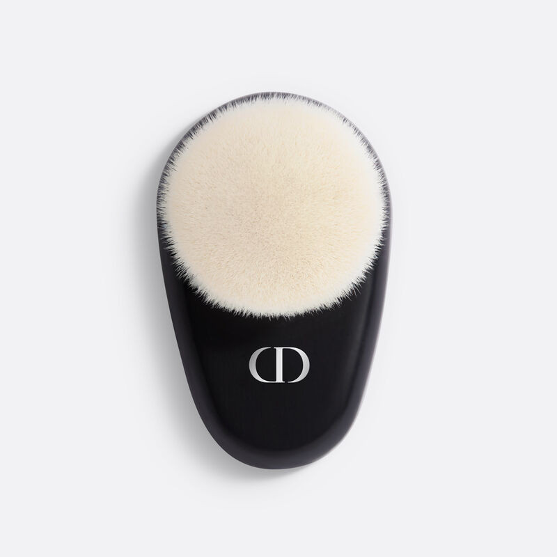 Dior Backstage Face Brush N°18 | Dior Beauty (US)