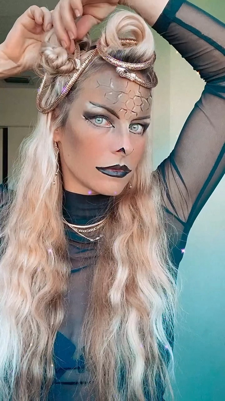 Some rolls and buns with these cool magnetic snakes and it’s the perfect Medusa look 

#LTKHalloween #LTKHoliday #LTKSeasonal