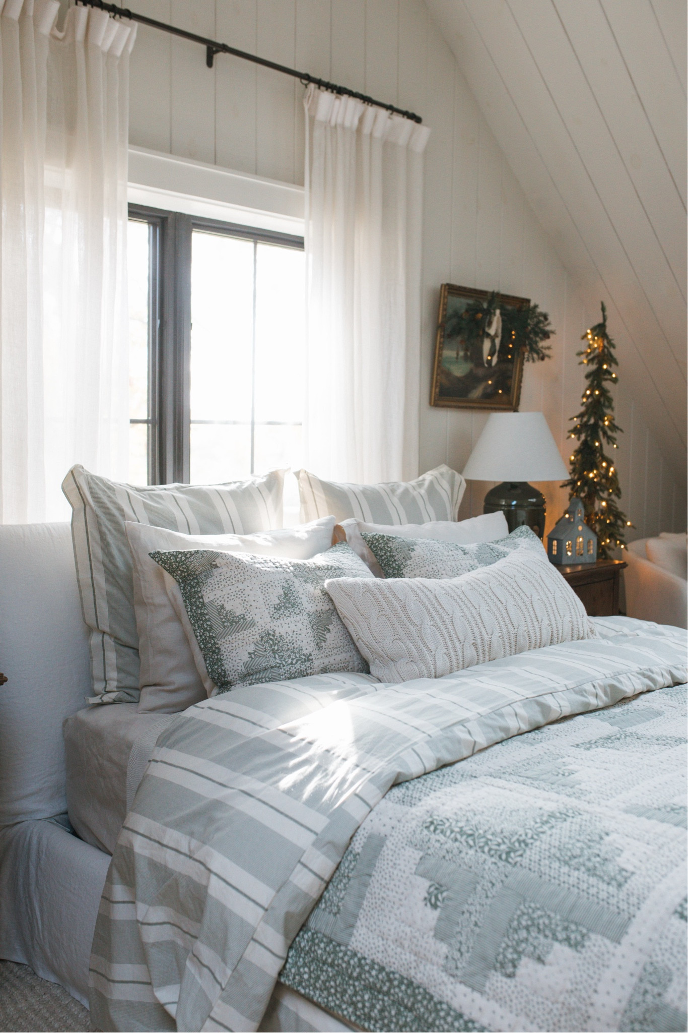 Christmas bedroom details ✨🎄 #christmasbedroom #christmashome


#LTKSeasonal #LTKHome #LTKHoliday