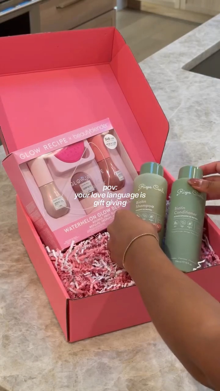 Nothing like putting together some his & hers gift boxes! 🥰💝 comment GIFT for the 🔗’s to everything!

#giftgivingideas #giftgivingmadeeasy #giftgivingseason #giftsforher #giftsforhim