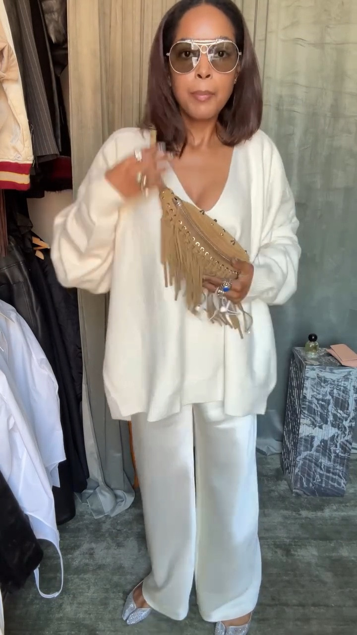 Clearly my little rant shows why I need a massage 🤣🤣 
Top @hm Pants @lilysilk shoes @maisonmargiela x @christianlouboutin frames @jacquesmariemage scent @samirgrey.co @apple