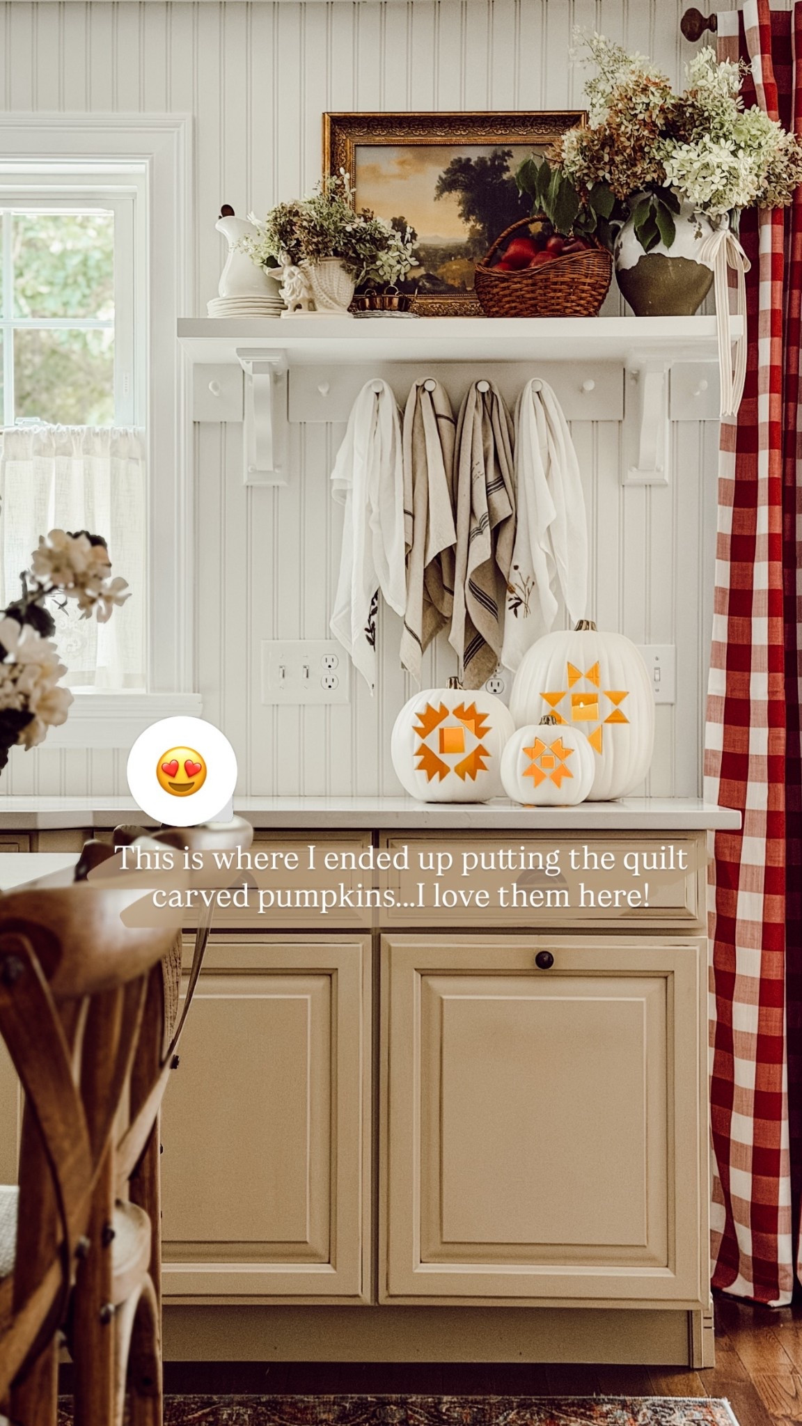 This is where I ended up putting the quilt carved pumpkins…..I love them here!