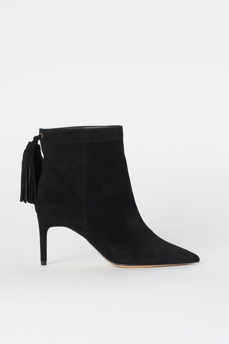 PREMIUM QUALITY. Suede ankle boots with pointed toes and tassels at back. Satin lining and leathe... | H&M (US + CA)