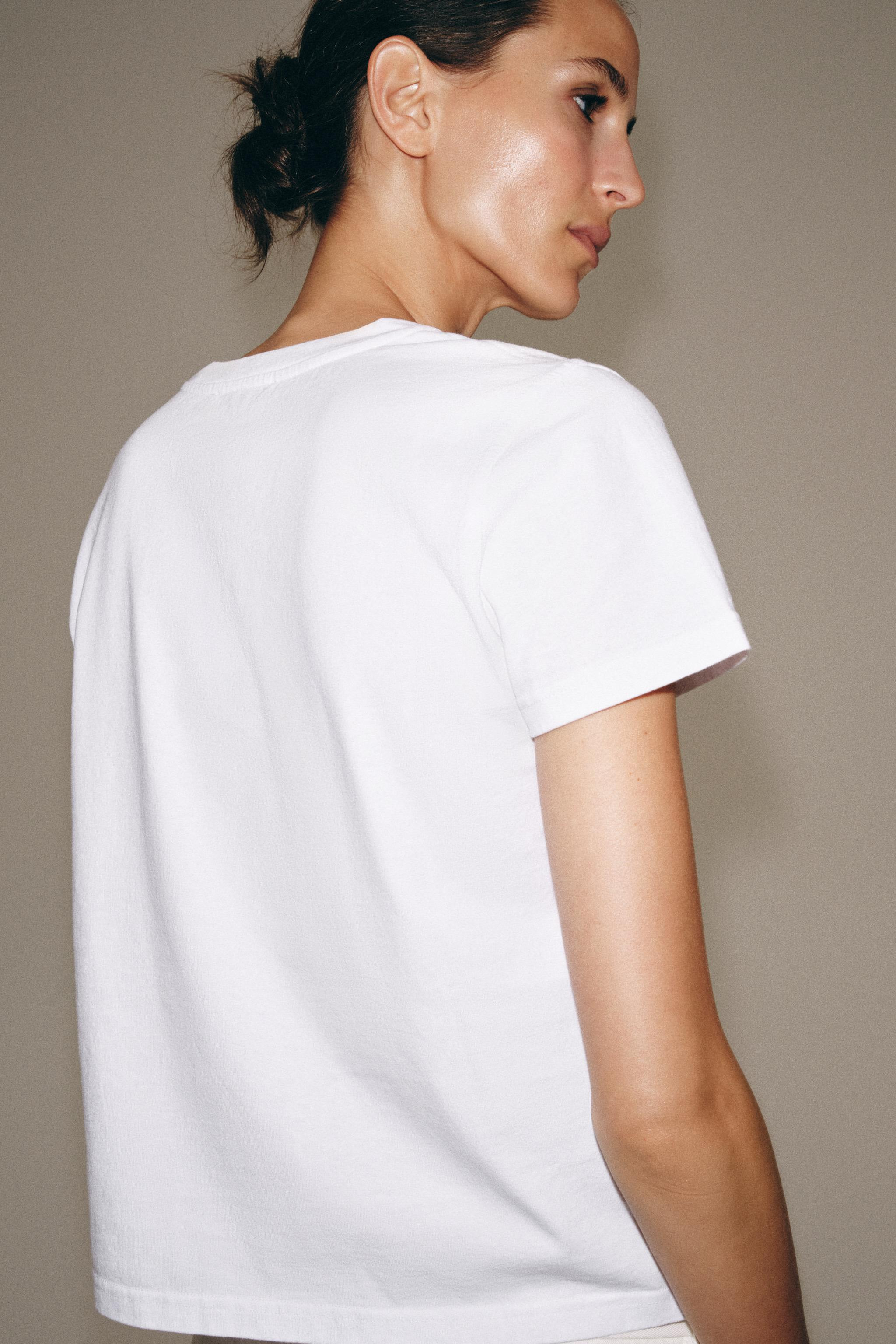 REGULAR FIT - ROUND NECK - REGULAR LENGTH - SHORT SLEEVEST-shirt crafted in cotton yarn. Round ne... | Zara US