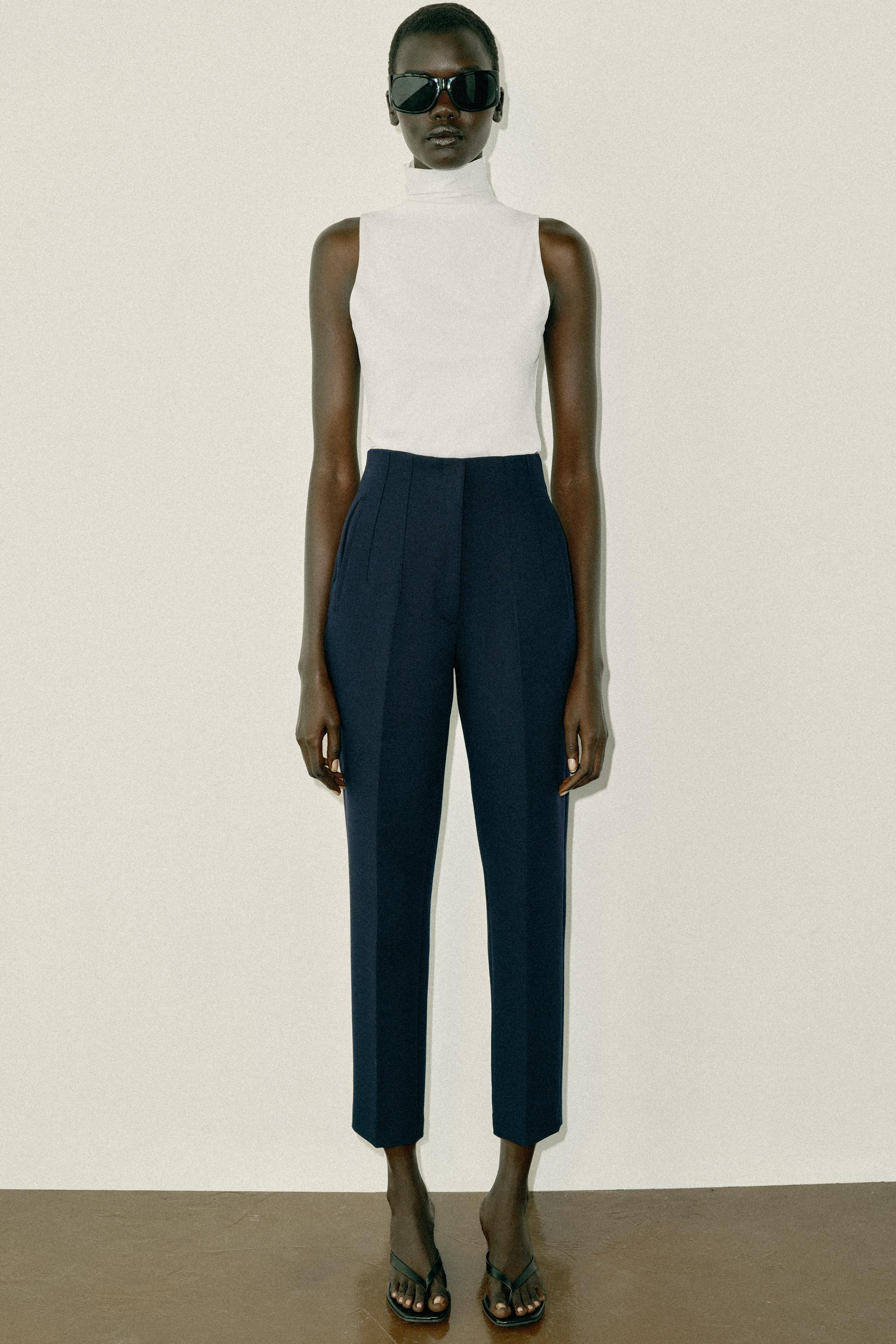 HOHE TAILLE \u2013 SLIM FIT \u2013 KN\u00d6CHELLANGKn\u00f6chellange Hose mit hohem Bund und sich... | Zara DE