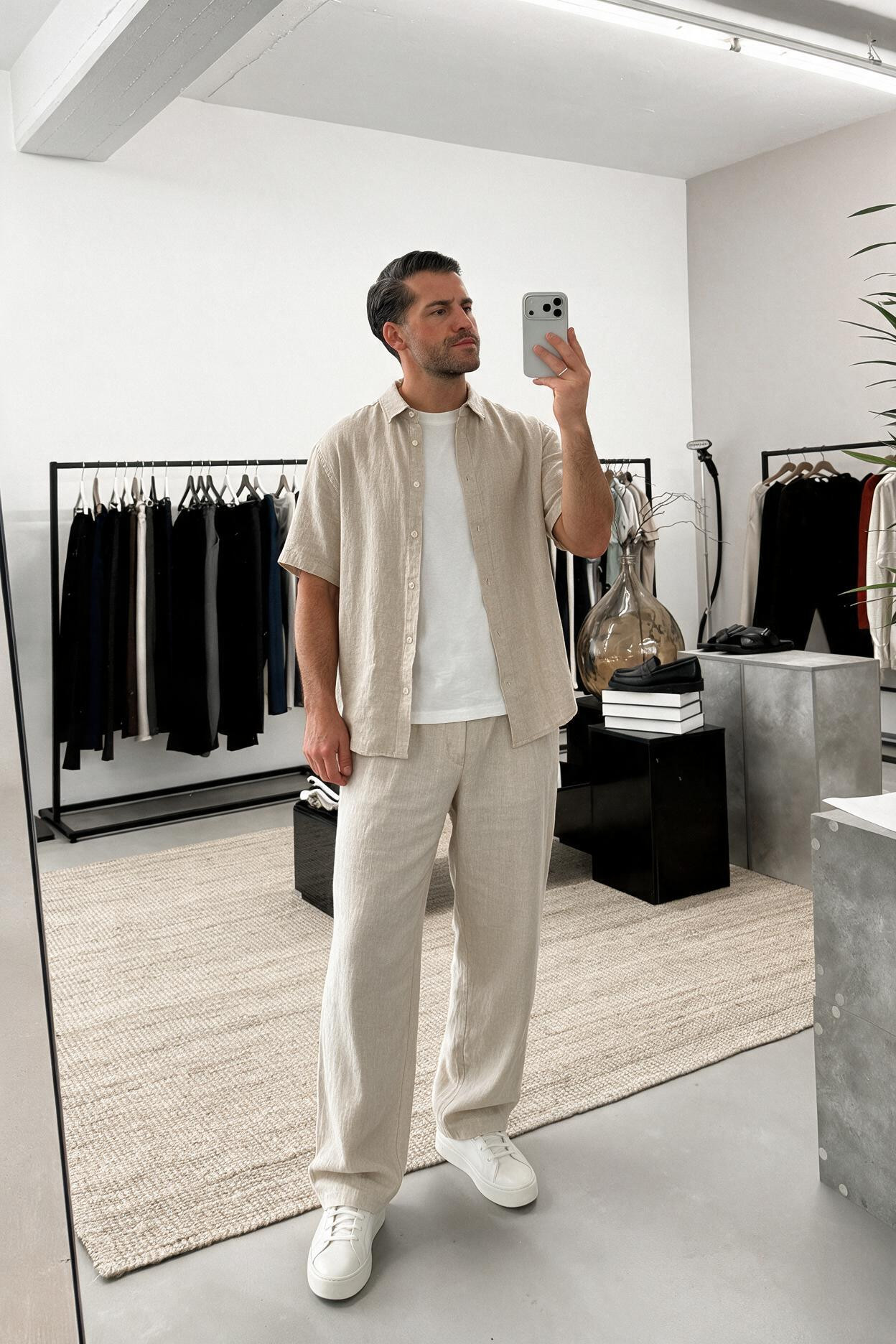 Leinen Look für den Sommer – beiges Leinenhemd über weißem T-Shirt, helle Leinenhose mit weitem Bein & weiße Sneaker. Luftig, entspannt & perfekt für heiße Tage im Büro oder Urlaub. Alle Teile & Alternativen direkt hier shoppen! 

 #LTKdeutschland #LTKherren #LTKsummer