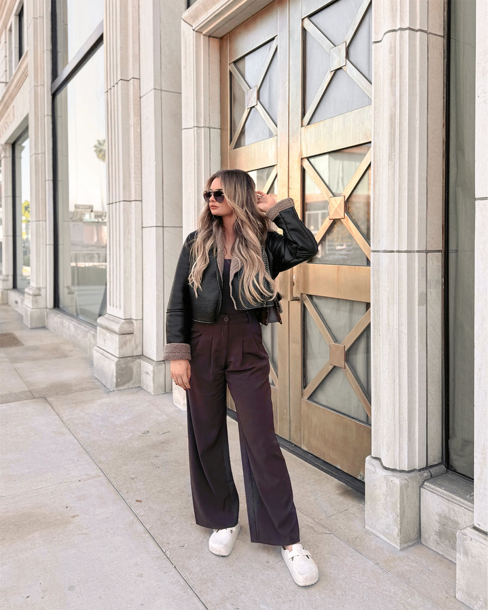 Wearing the Pantone color of the year on repeat 🤎 these brown trousers are perfect for work or for dressing up your every day fit!

Workwear, work outfit idea 