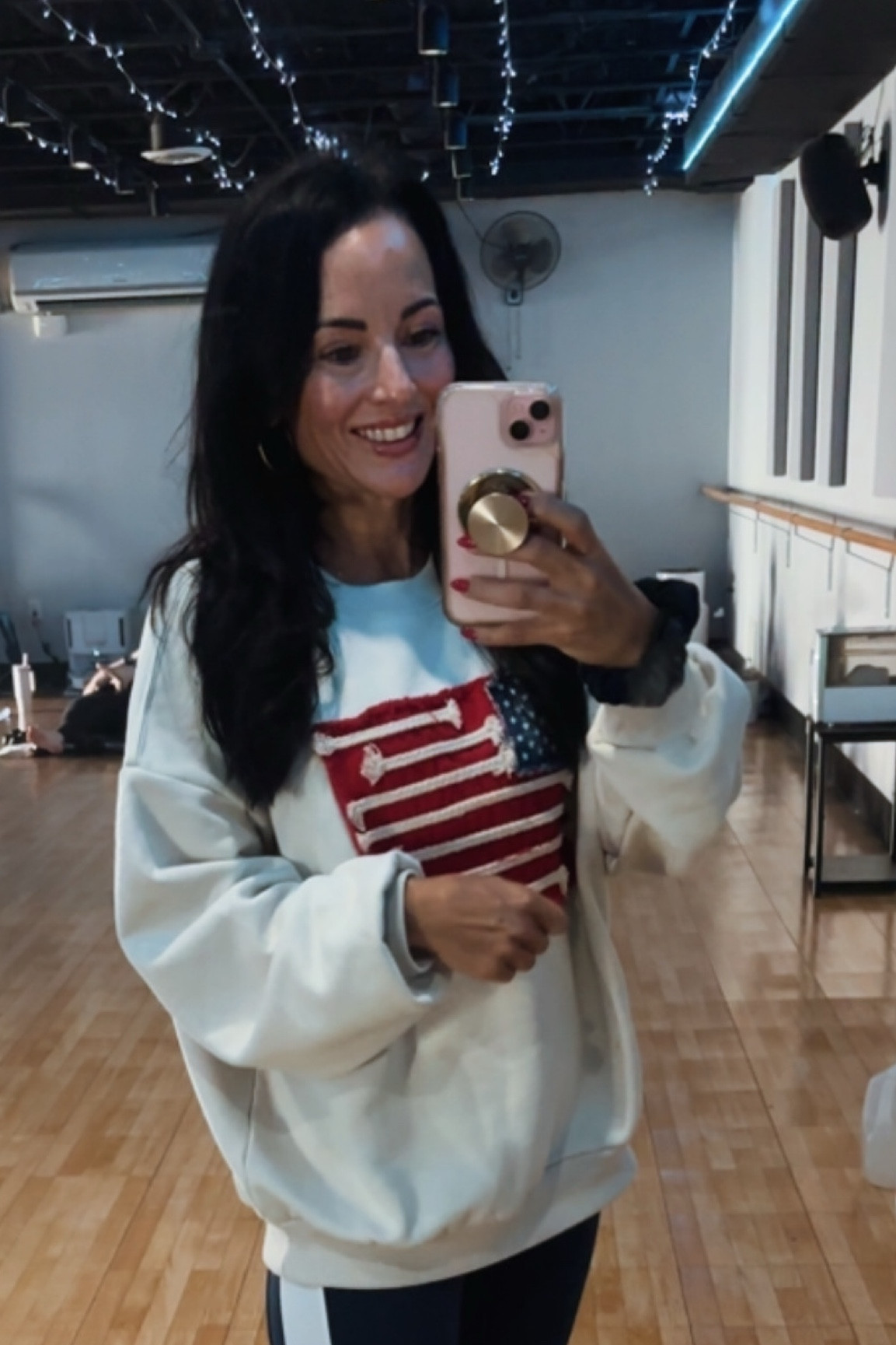 American flag sweatshirt


#LTKSeasonal #LTKOver40 #LTKootd