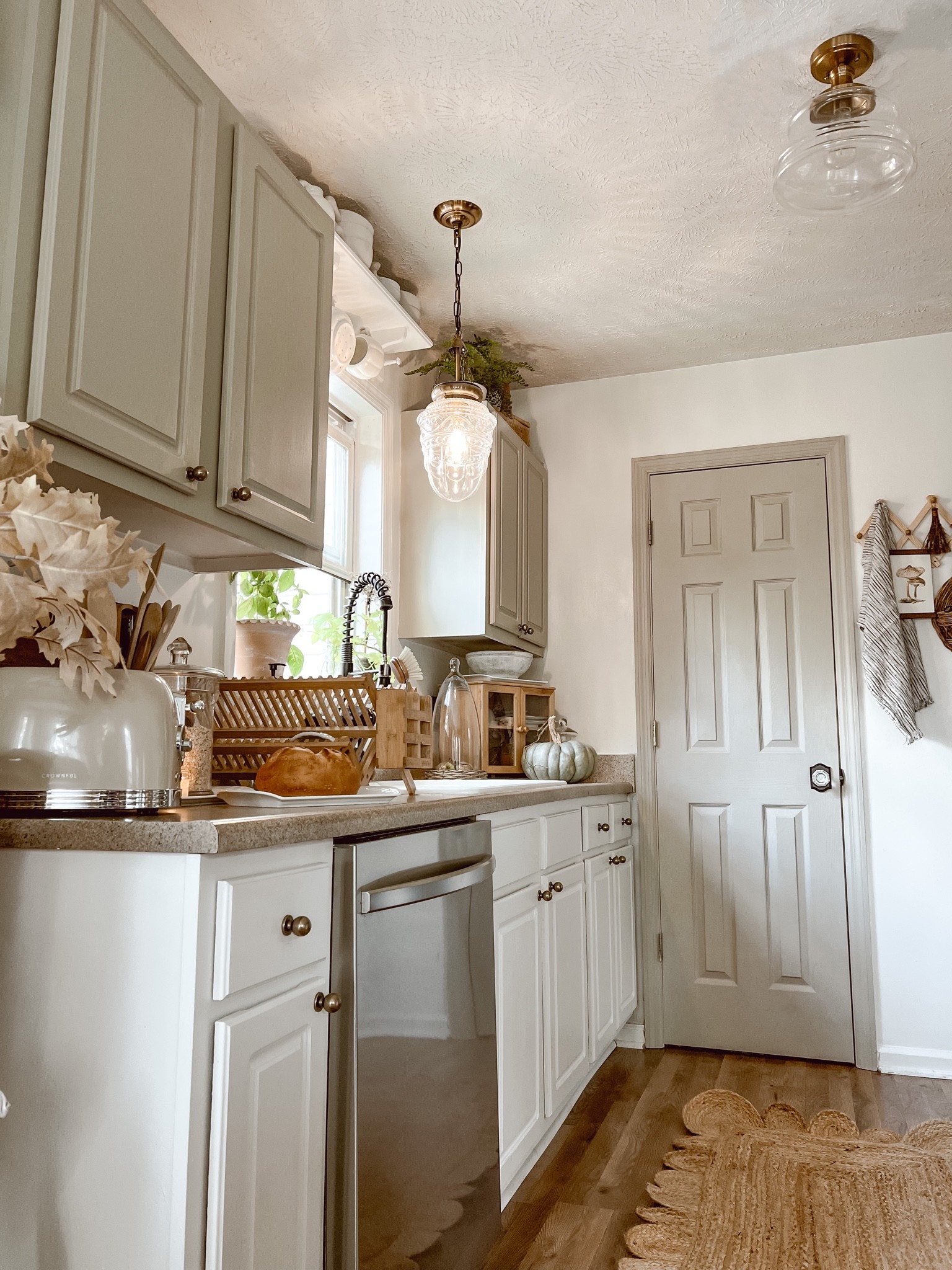 Bring a little bit of cottage cozy style to your kitchen with these new kitchen pendant lights & functional decor from Amazon! 

#LTKSeasonal #LTKstyletip #LTKhome