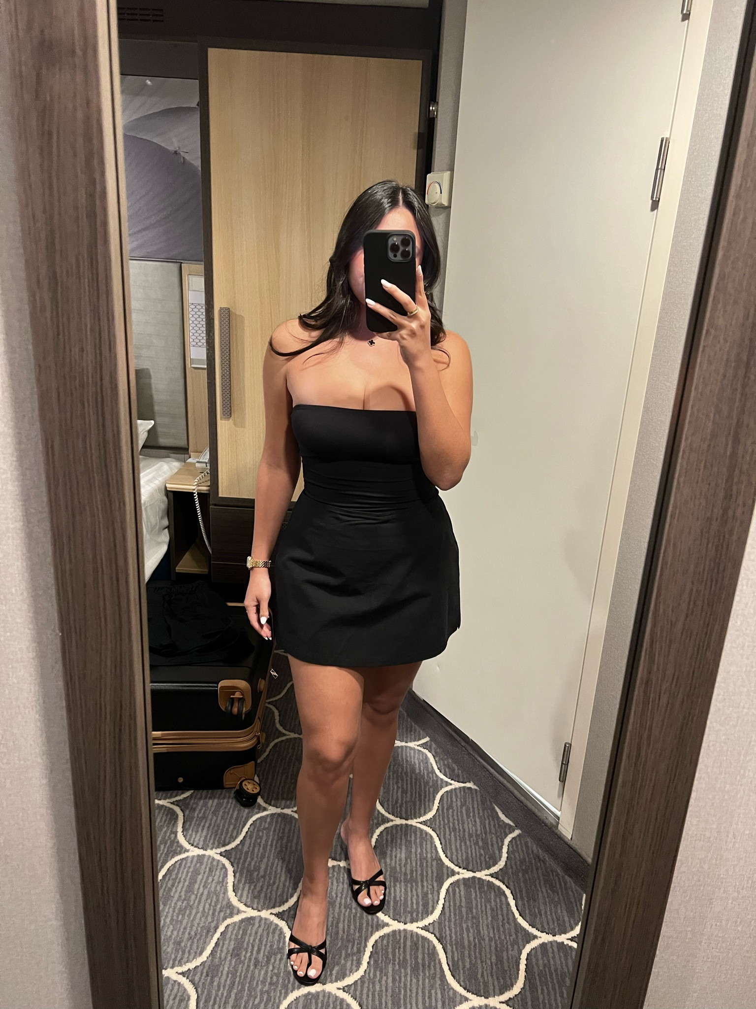 Black tube top + black mini skort = black mini dress look 🖤