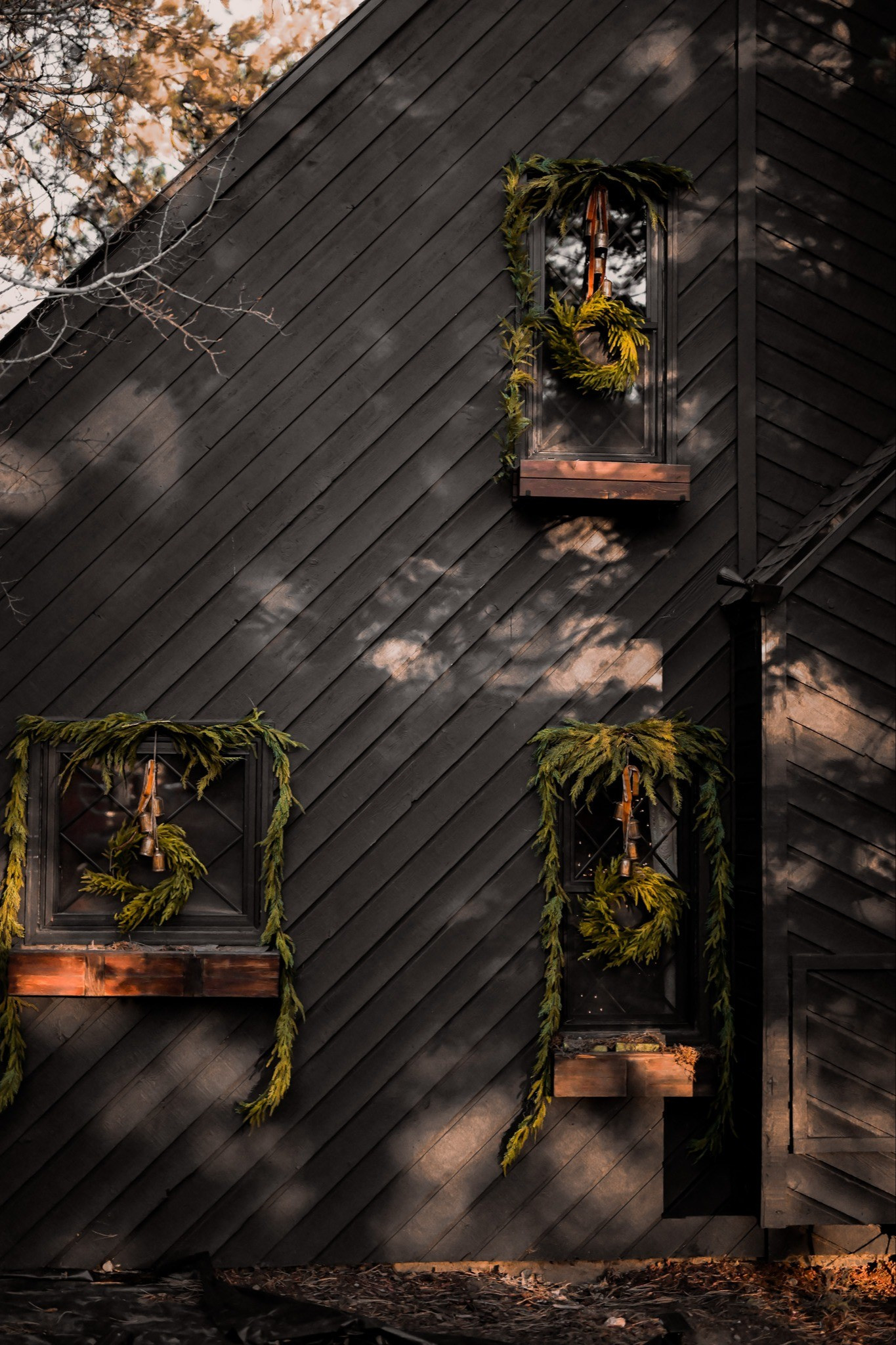 ✨️🌙 Moody holiday cottage vibes  🌙✨️

#LTKHoliday #LTKHome #LTKSeasonal