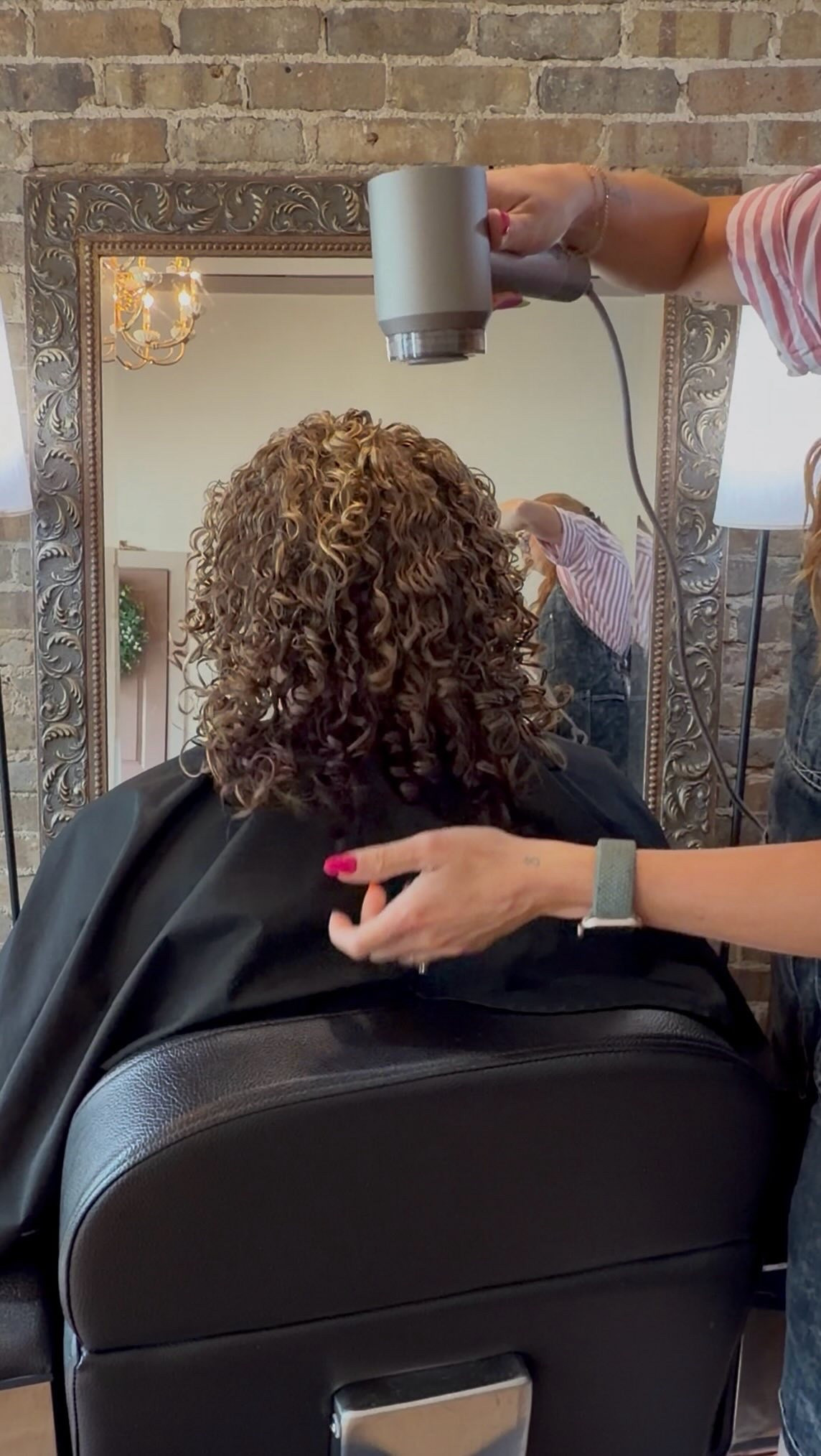 Less mess and a quick drying time. What more could you ask for in a dryer?! Keep your curls looking frizz free and oil off your hands with the Laifen Swift 04. Click the link in my bio to get 15% OFF! 
@laifen_tech 

 #curlydiffuser #curlyhair #curlstylist