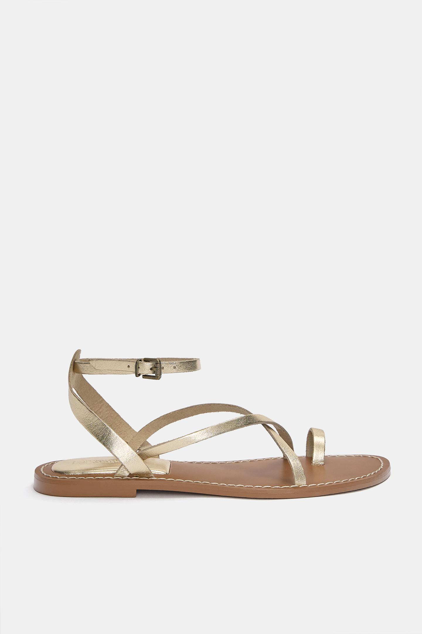Flache Sandalen aus Leder mit Riemchen | PULL and BEAR DE