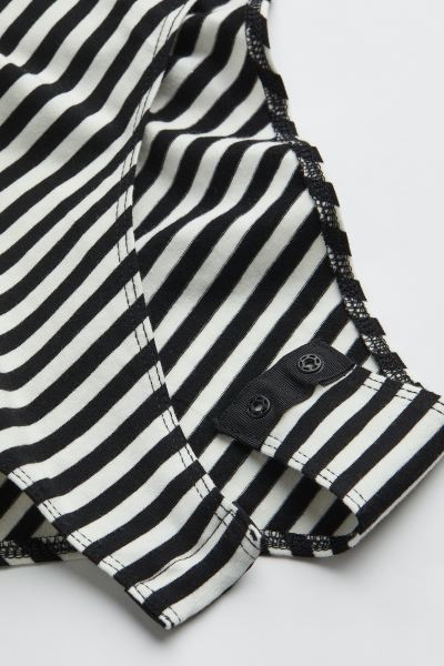 12,99 € | H&M (DE, AT, CH, NL, FI)