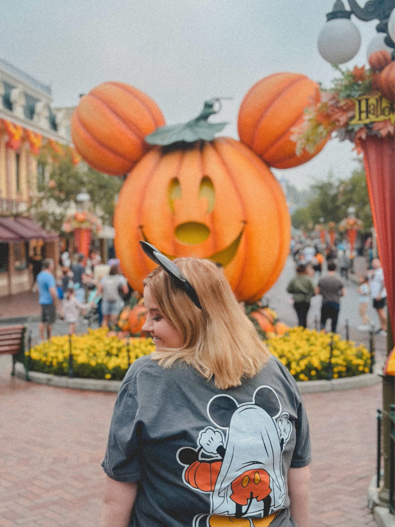 Disney Day 🎃

#disney #disneyland #disneylandoutfit #halloweendisney #halloween #disneyhalloween #etsy #disneyshirt #fall #autumn #october 

#LTKU #LTKHalloween #LTKSeasonal