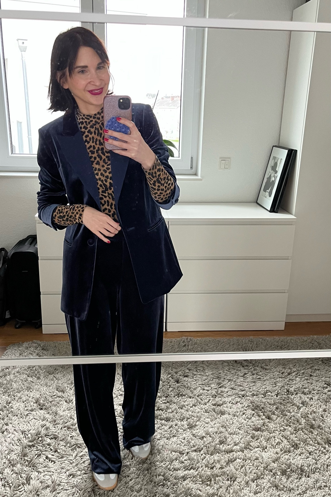 Jedes Jahr an den Feiertagen trage ich meinen Hosenanzug aus festlichem Samt ✨ Ein Leo-Shirt macht den Look modern 🐆

#samt #weihnachten #silvester #partyoutfit #animalprint

#LTKstyletip #LTKpartywear #LTKdeutschland