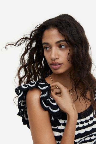 Crochet-look cropped top | H&M (UK, MY, IN, SG, PH, TW, HK)
