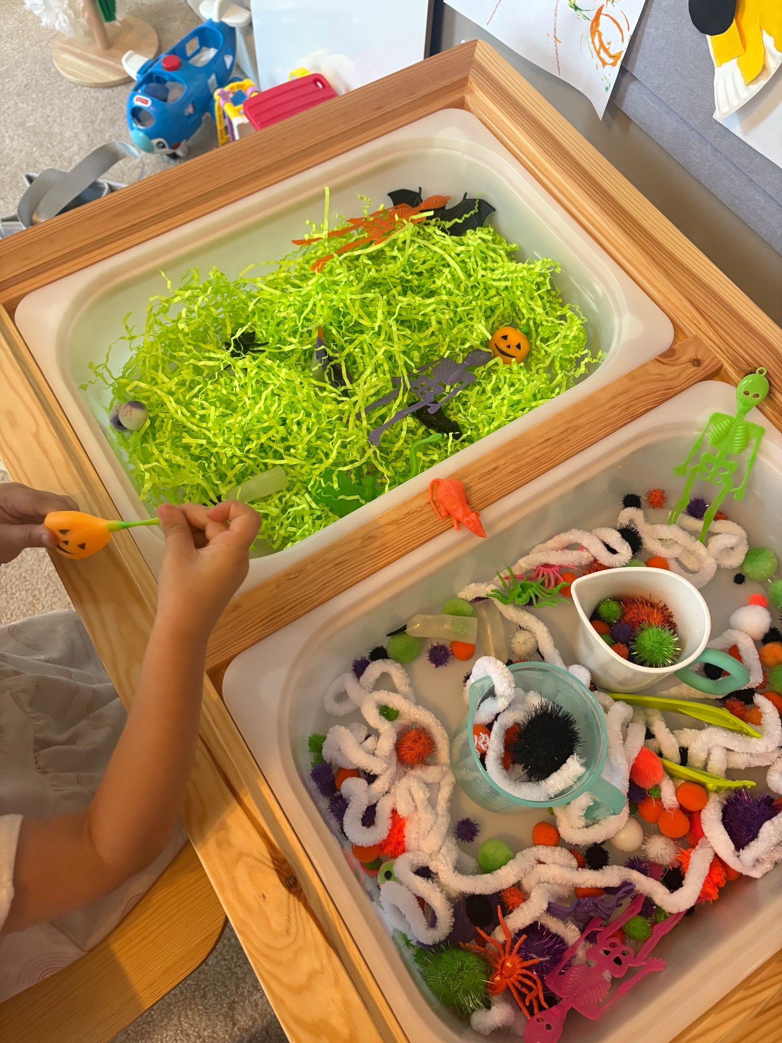 If you don’t know what to do with all the trinkets your little one gets for Halloween, watch this🤭🦇🕷️🎃👻

I saved all of the non-food items my toddler has gotten from the past few halloweens, added in some scoopers, yarn that I cut up to make our “spooky” worms, and some basket filler I had leftover from Easter to add another sensory component and a way to hide some of the items! She loves the squishy eyes and making little potions with this one 🧙🏻‍♀️🧪

Comment SENSORY for me to send items similar to what we used directly to you or follow me on @shop.ltk!


#toddlermom #momlife #toddleractivities #parenting #toddlerlife #ot #occupationaltherapy #finemotorskills #sensory #sensorybin #sensoryplay #play #Halloween #halloweencrafts #sensoryactivity 

#LTKSeasonal #LTKKids #LTKHalloween