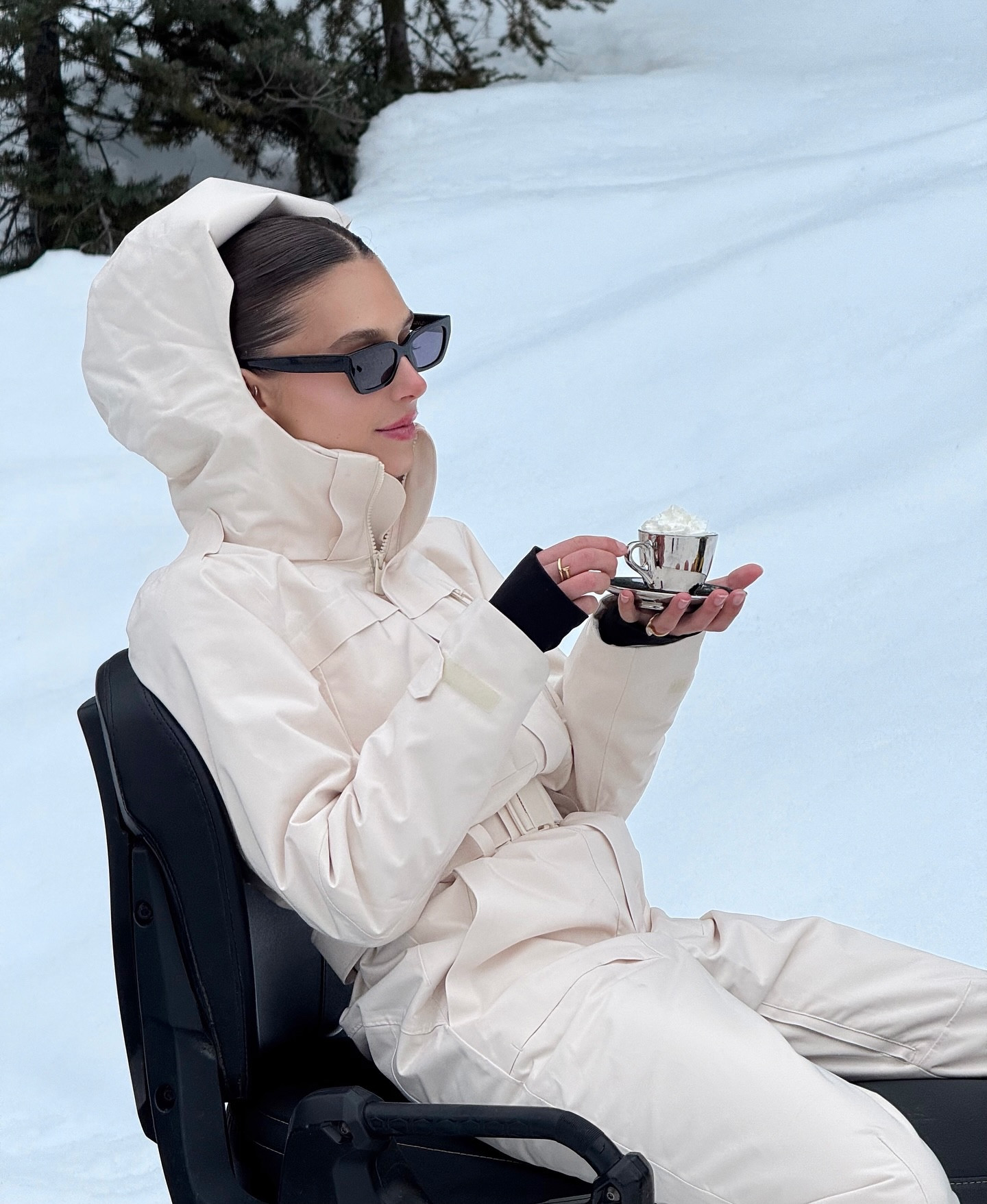 All I need in this life: snow, @halfdays ski suit, sunshine, @iliabeauty barrier build cream, my sister & @sophiedalah vegan chili 🫕🧤❄️🫘