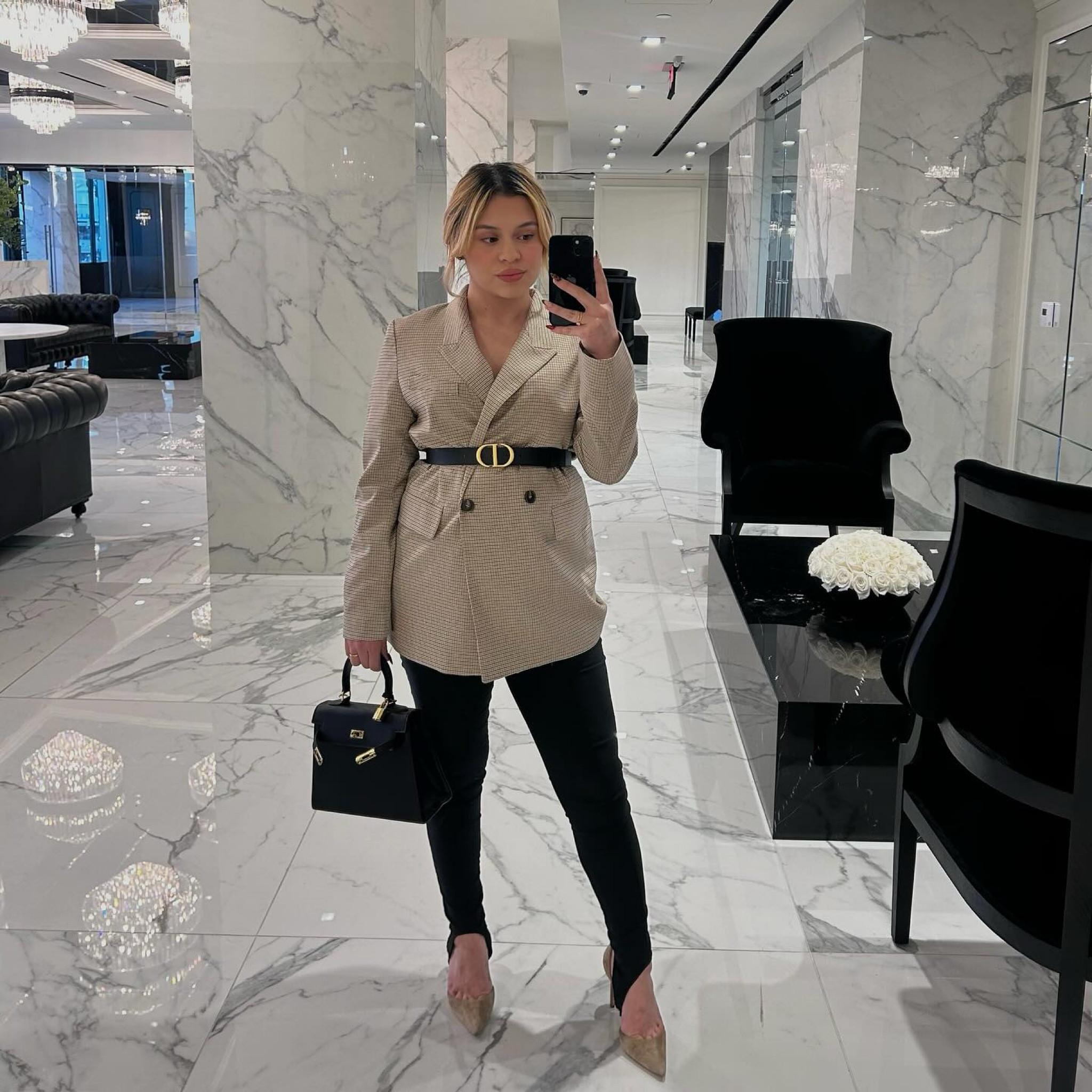 IYKYK 

 Heels @manoloblahnik 
Leggings @fashionnova 
Blazer @hm 

Shop my outfit in my bio 🫶🏼

#corporate #lawoffice #officewear #oot #fallfashion #outfits #outfitoftheday #quiteluxury