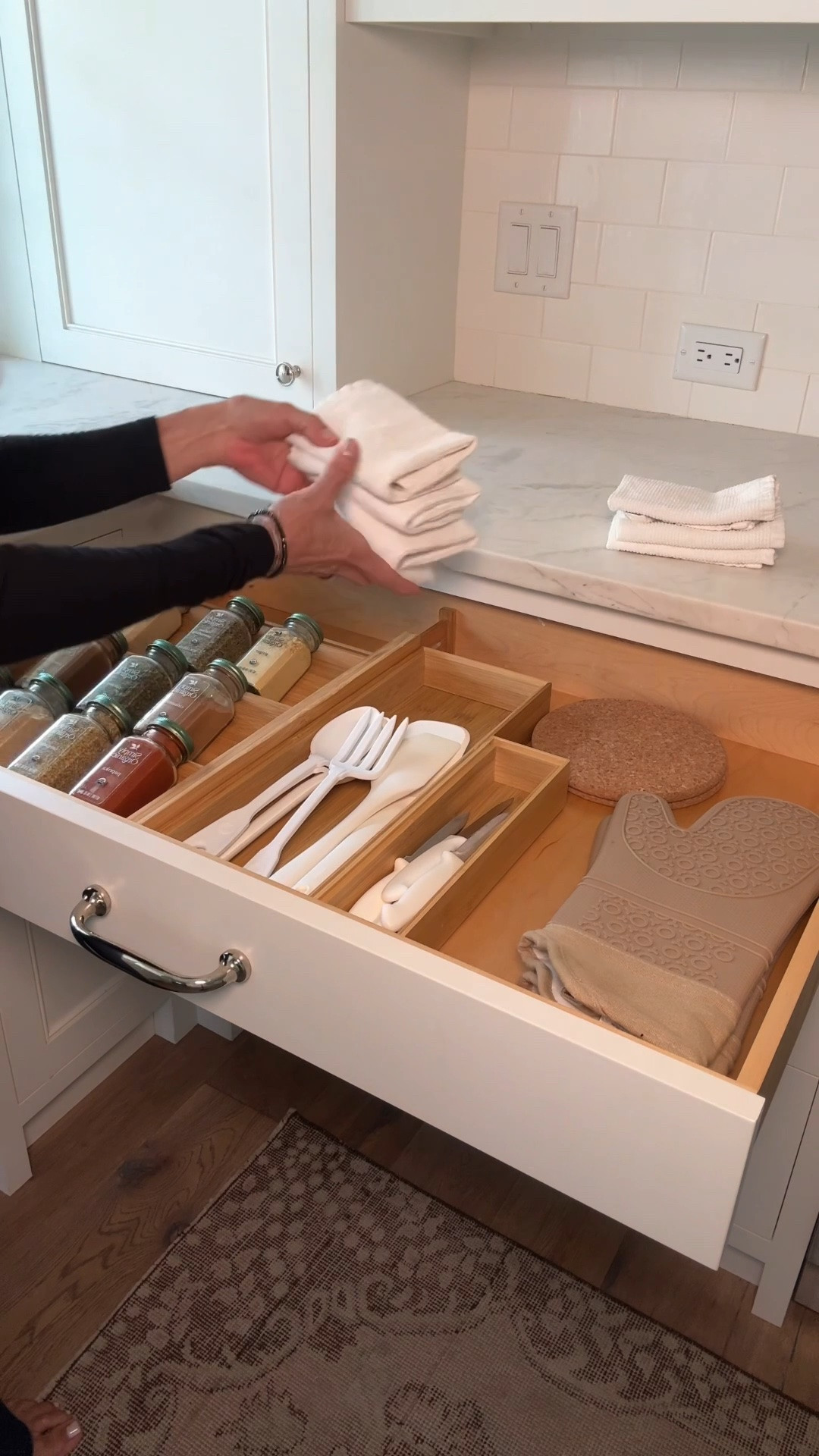 That wide drawer next to the stove is prime real estate… but only if it’s organized! 🤍

A small spice rack, drawer divider and a couple bamboo drawer organizers can make a huge difference and help you find what you need without digging through a cluttered drawer.👩🏼‍🍳

Small changes = a kitchen that feels calmer and works better every day. ✨

To SHOP these finds just say links and I will send it over!

#kitchenorganization #organizedhome #professionalorganizer #kitchenhacks #homeorganization

#LTKfoodie #LTKHome #LTKSaleAlert