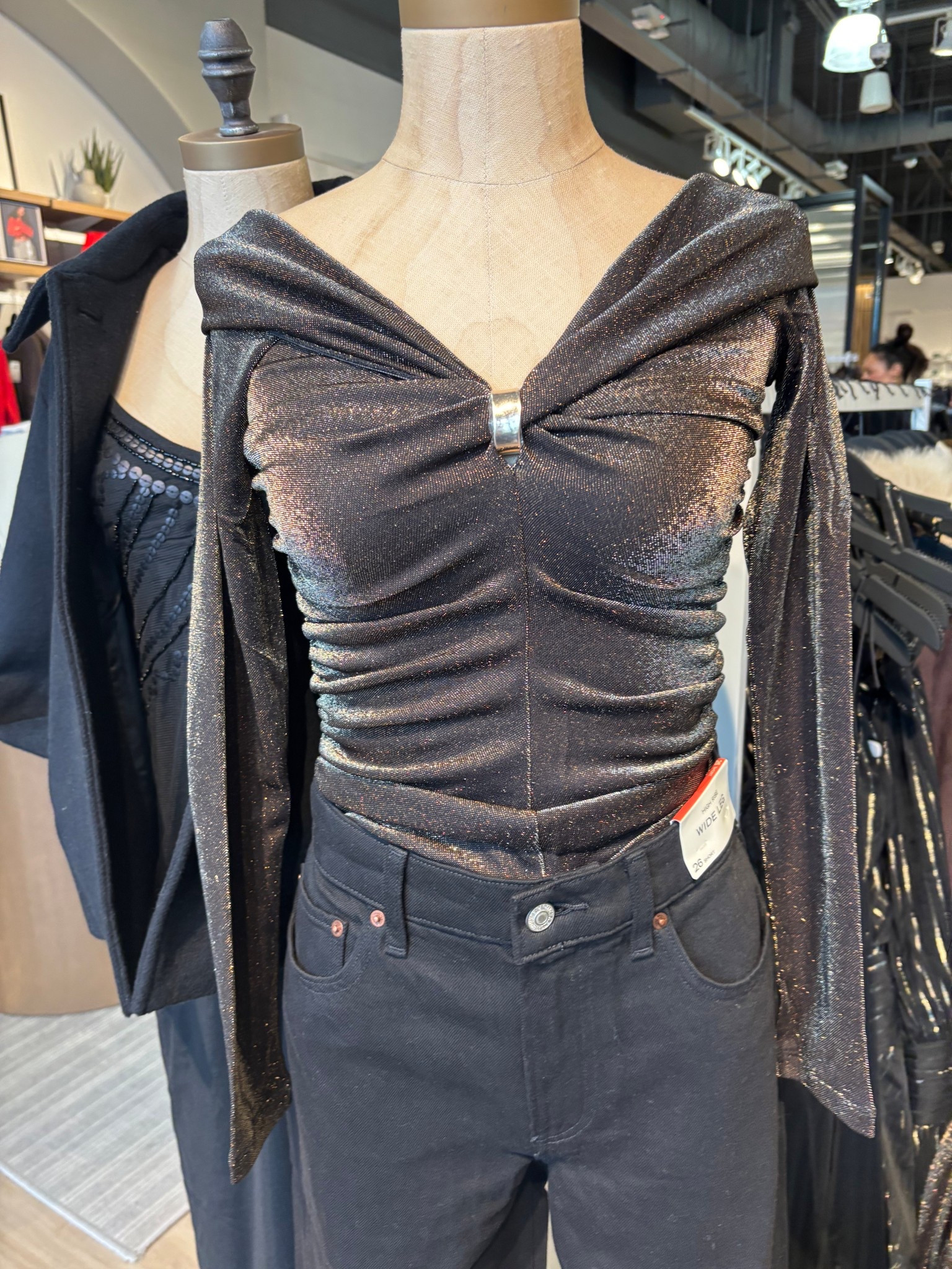 Off the shoulder hardware top


#LTKHoliday #LTKFindsUnder100 #LTKSaleAlert