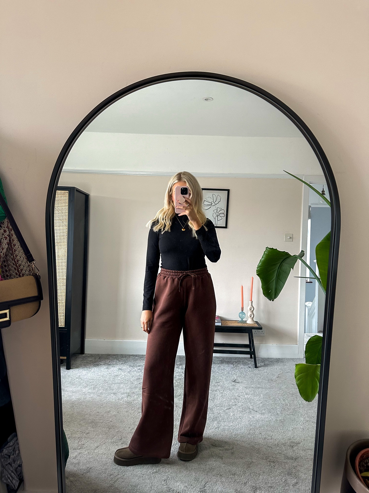 The perfect wide leg joggers! So fleecy and cosy and I feel like the wide leg makes them look slightly smarter - they come in burgundy too xx

Chocolate brown, brown joggers, autumn style, cosy outfit
