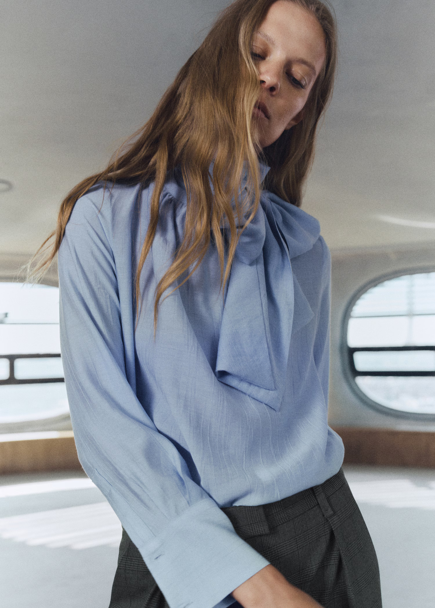 Getextureerde blouse met sjaaltje | Mango EU